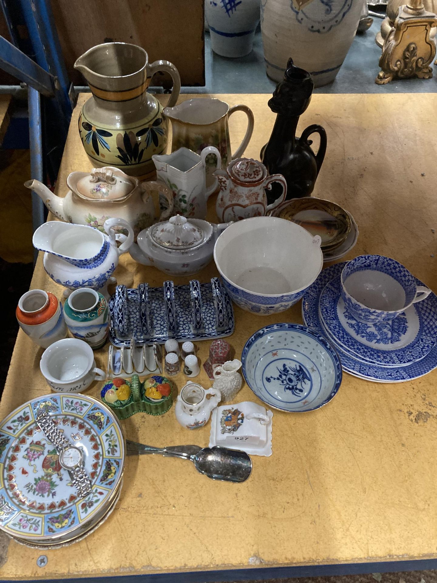 A LARGE QUANTITY OF CERAMIC ITEMS TO INCLUDE JUGS, ORIENTAL PLATES AND BOWLS, TOAST RACKS, ETC