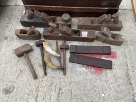 AN ASSORTMENT OF VINTAGE WOOD PLANES AND GUAGES ETC
