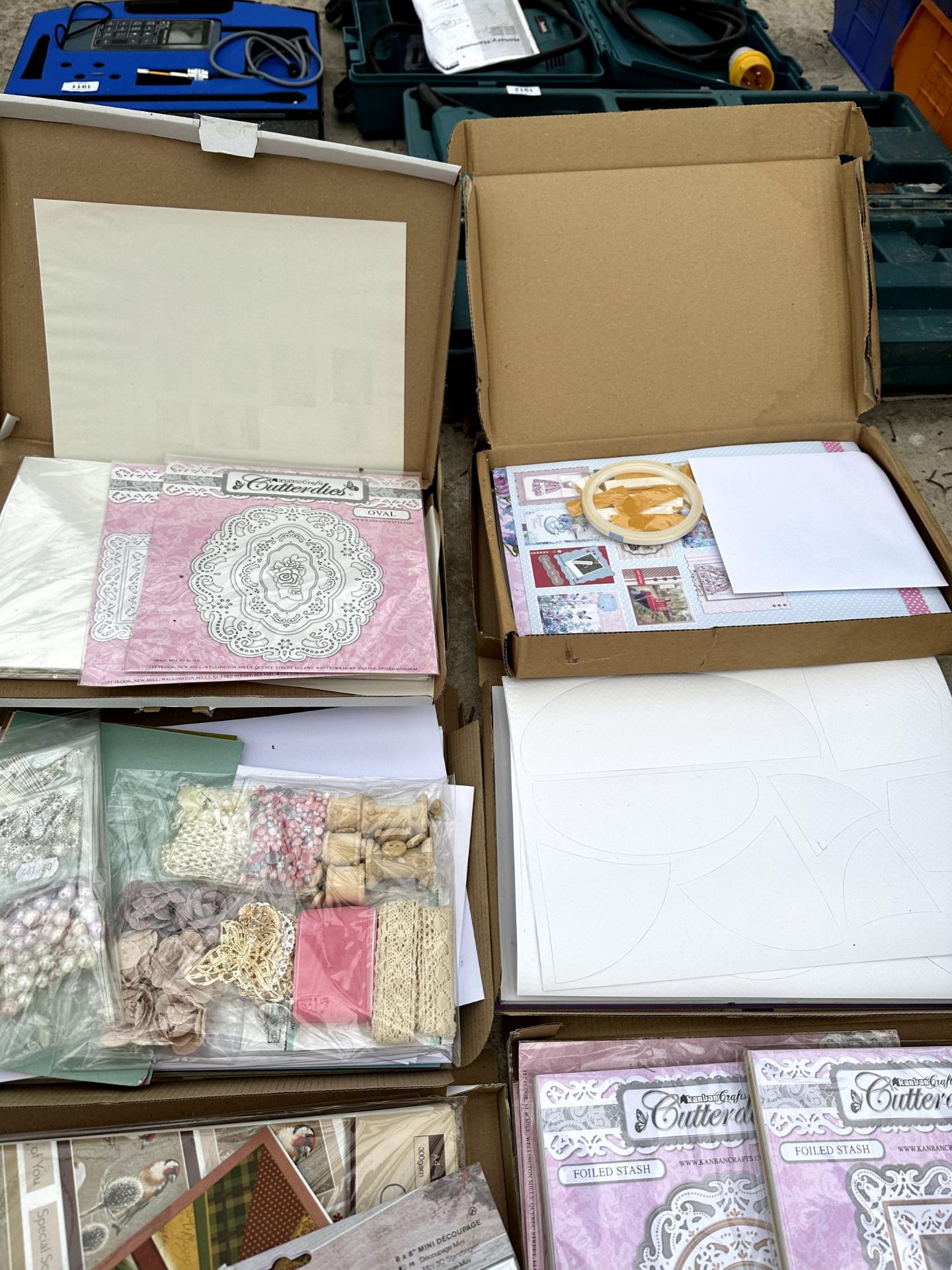 A LARGE ASSORTMENT OF CRAFTING ITEMS TO INCLUDE STICKERS, CARDS AND STENCILS ETC - Bild 4 aus 4