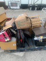 AN ASSORTMENT OF HOUSEHOLD CLEARANCE ITEMS