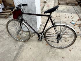 A GENTS RALEIGH CLASSIC BIKE WITH 10 SPEED GEAR SYSTEM