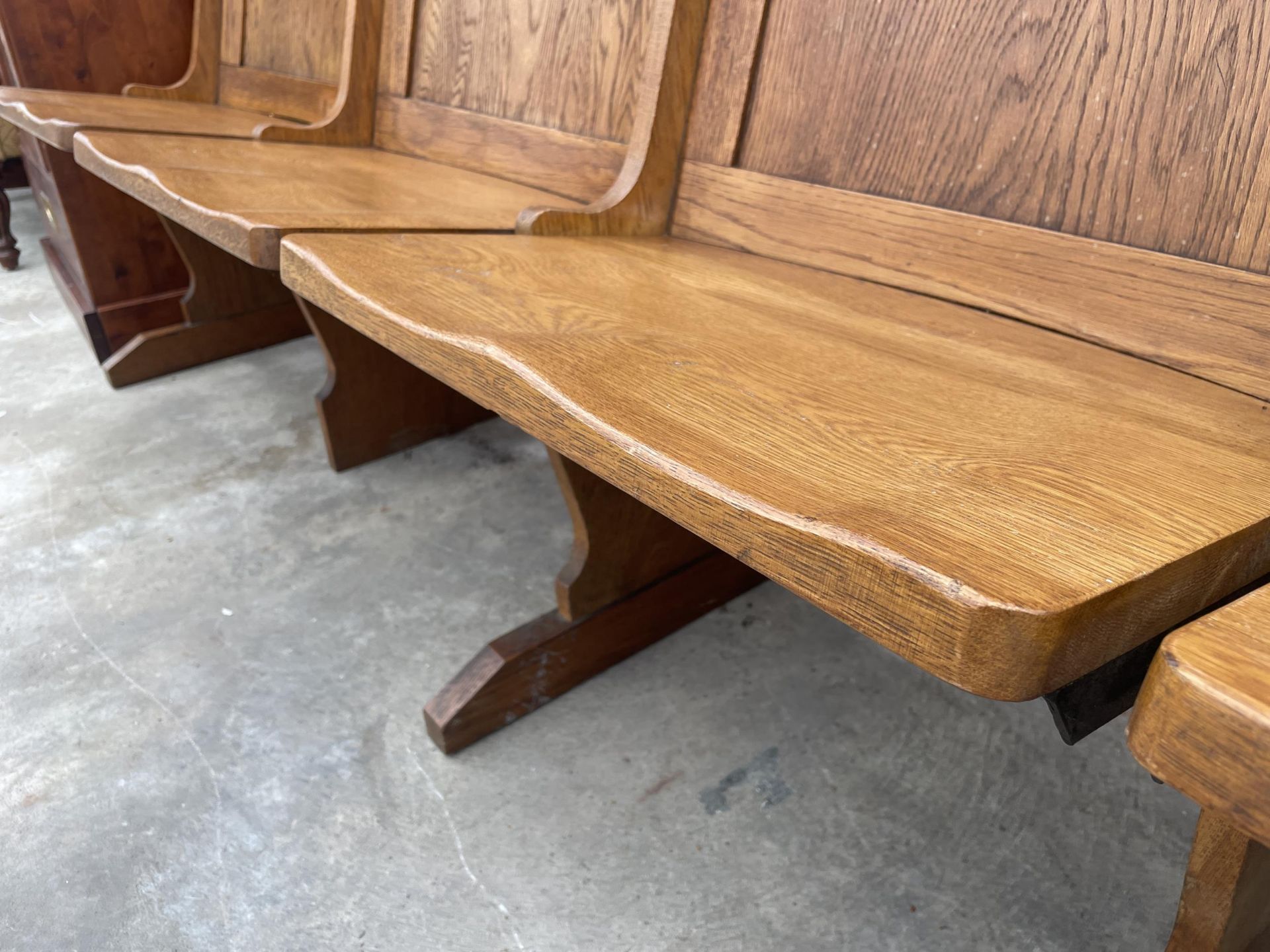 A SET OF FOUR JOINED OAK CINEMA / THEATRE SEATS WITH CURVED TOP RAIL, 81.5" WIDE - Image 4 of 4