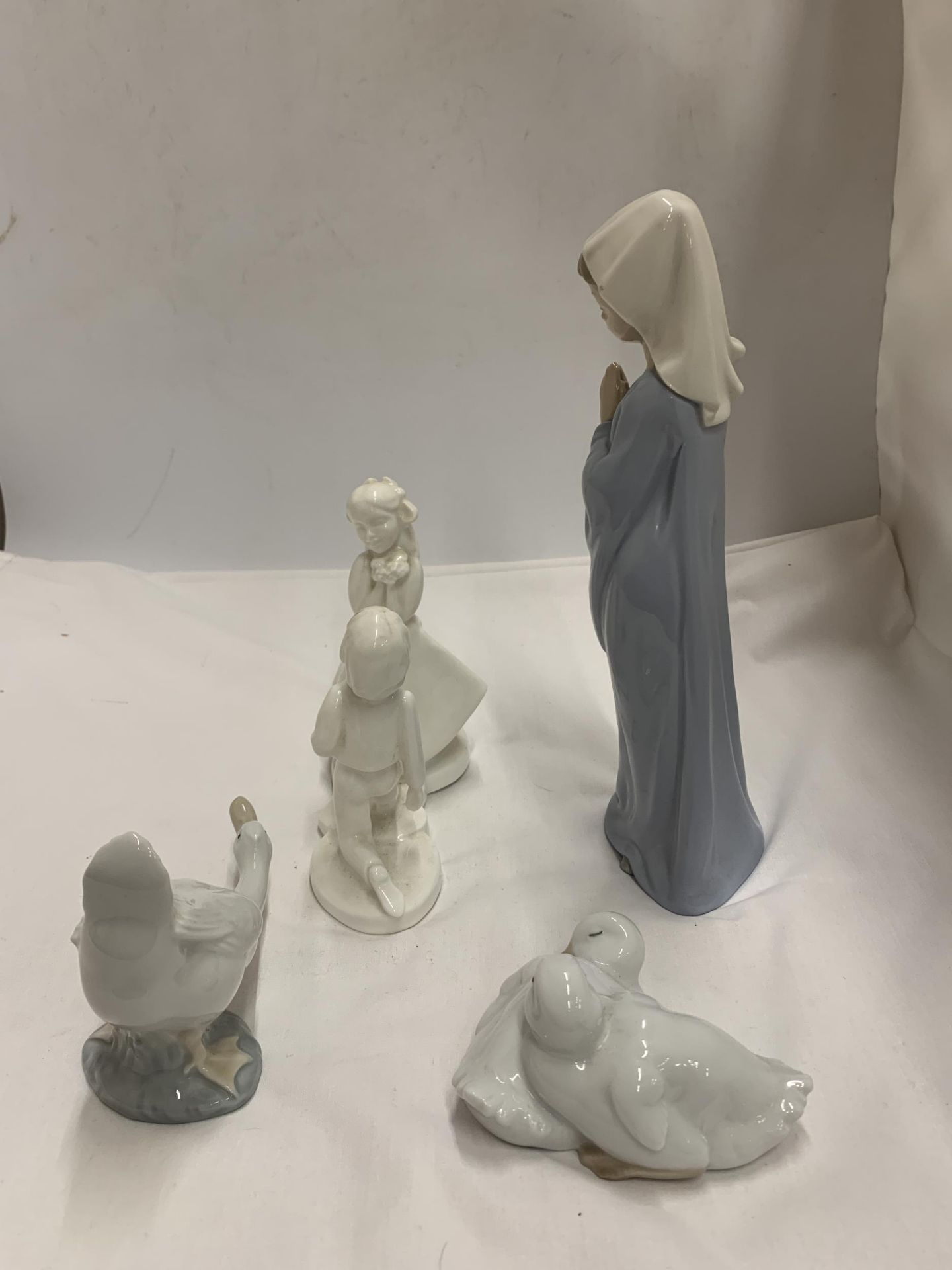 A GROUP OF FOUR FIGURES - NAO LLADRO GIRL AND GEESE AND A ROYAL DOULTON IMAGES FIGURE - Image 4 of 6