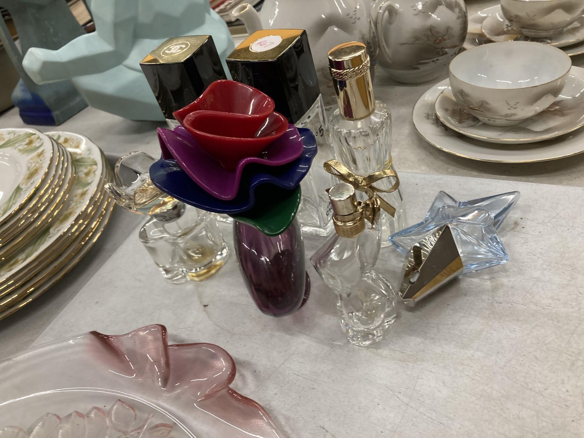 A GROUP OF GLASS PERFUME BOTTLES - Image 3 of 3