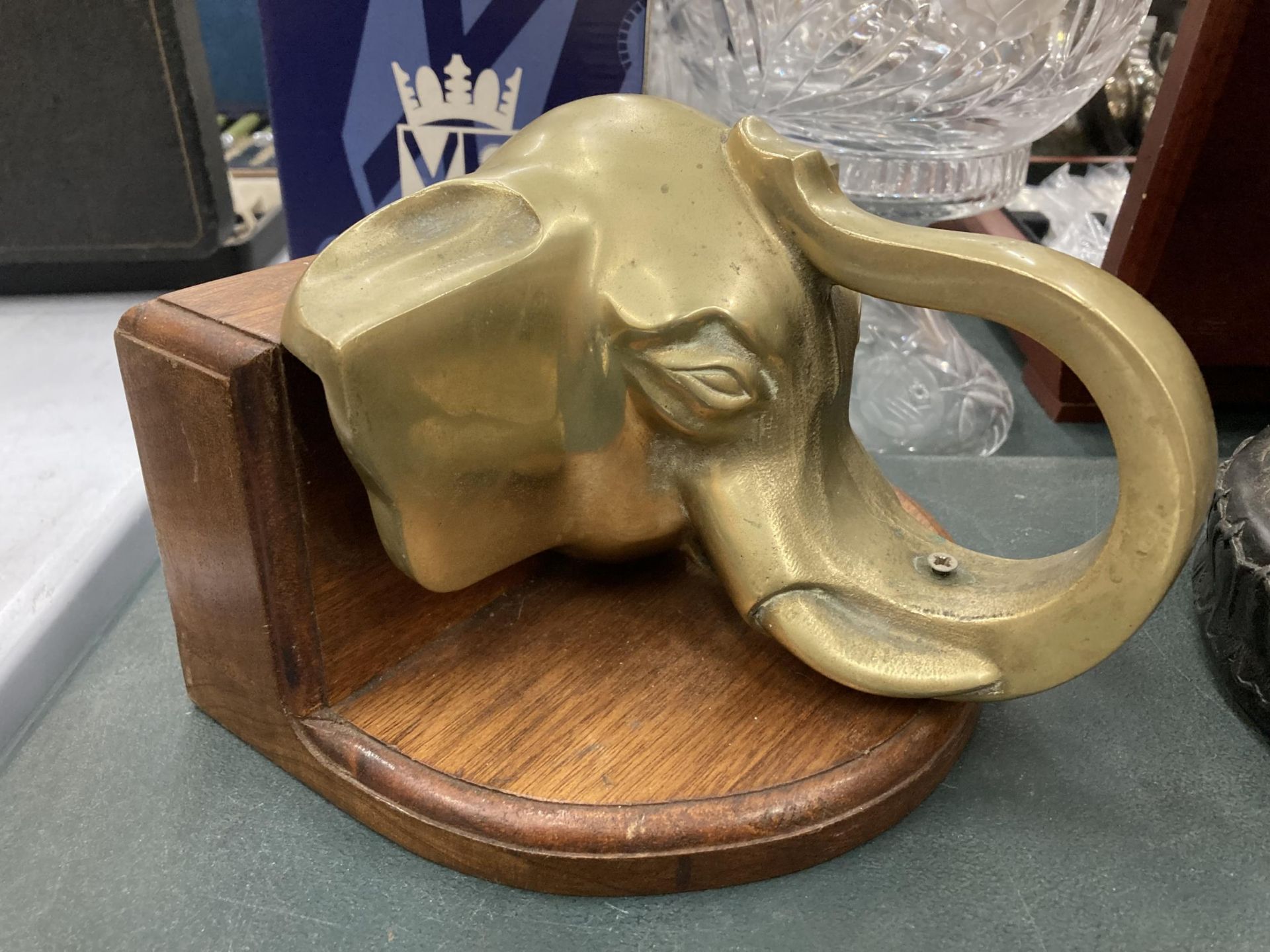 A HEAVY BRASS ELEPHANTS HEAD WALL SCONCE - Image 2 of 3