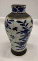 A LATE 19TH / EARLY 20TH CENTURY CHINESE BLUE AND WHITE CRACKLE GLAZE PORCELAIN VASE, FOUR CHARACTER