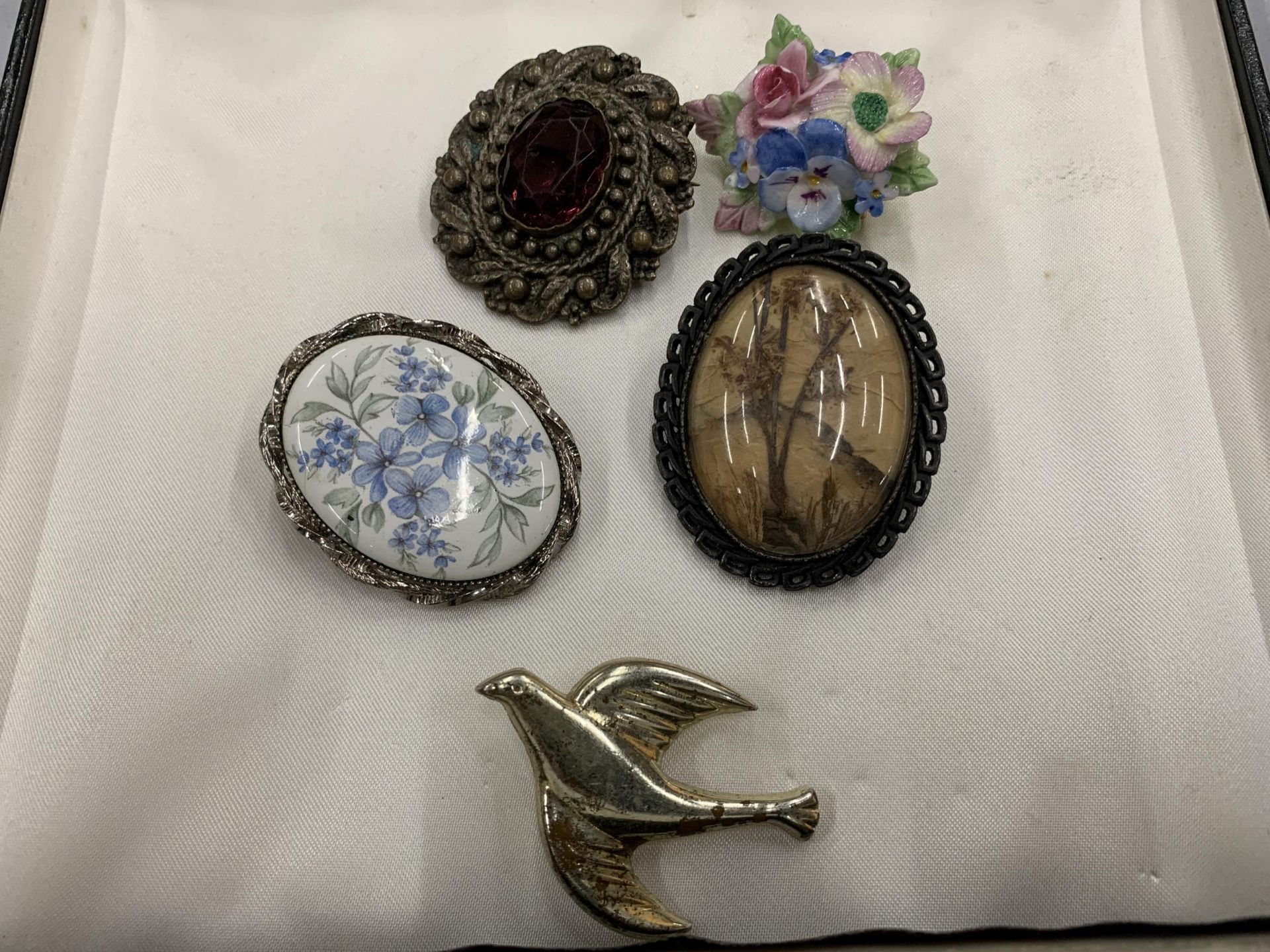 A LARGE QUANTITY OF VINTAGE AND MODERN COSTUME JEWELLERY TO INCLUDE BROOCHES, BRACELETS, EARRINGS, - Image 2 of 5