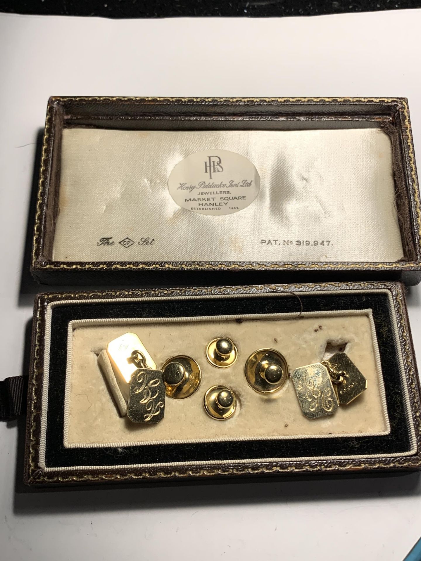 A VINTAGE BOXED SET OF 18 CARAT GOLD ITEMS TO INCLUDE A PAIR OF CUFF LINKS AND TWO PAIRS OF STUDS