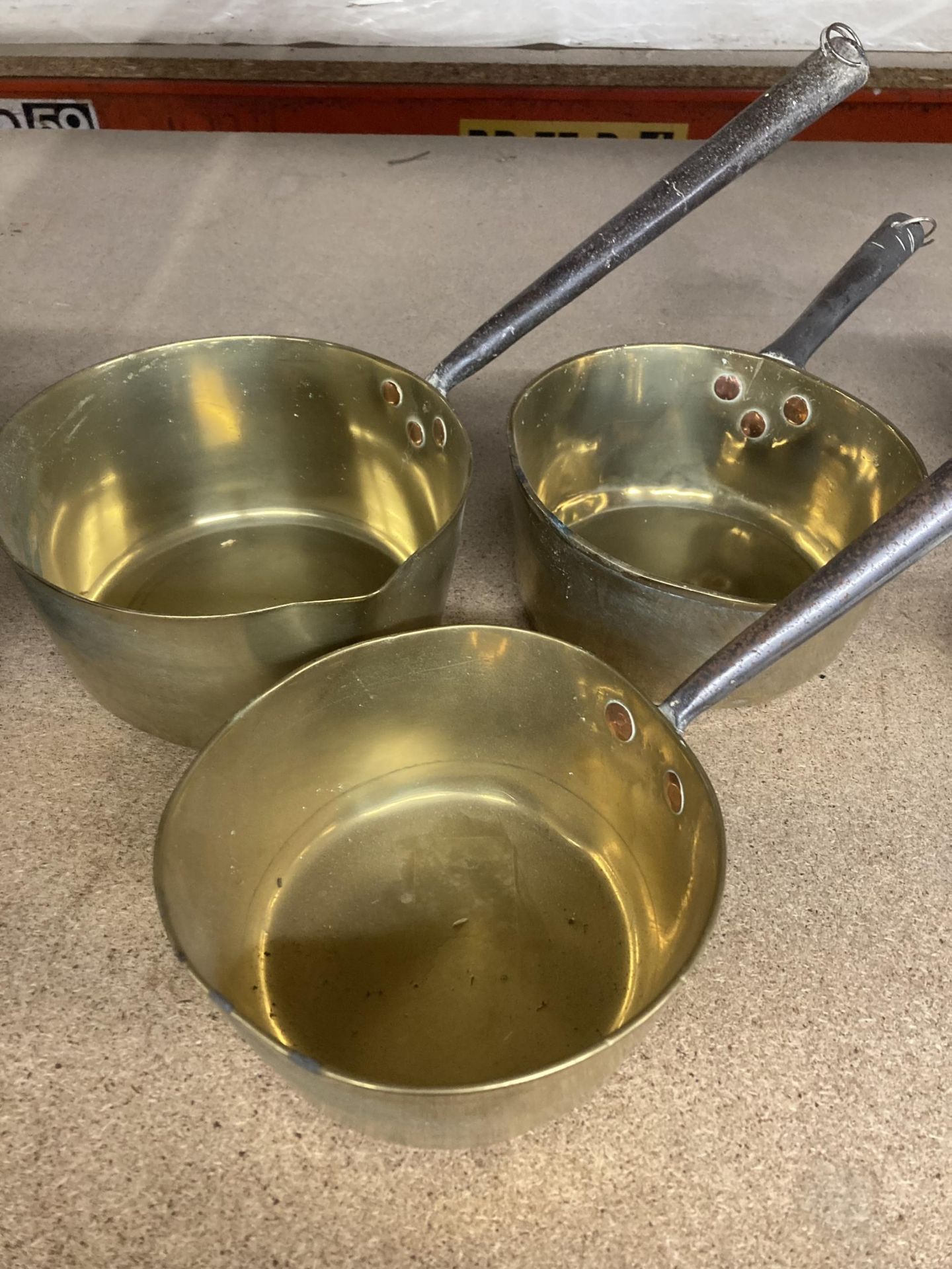 A GROUP OF THREE VINTAGE BRASS COOKING POTS WITH CAST HANDLES - Image 2 of 2