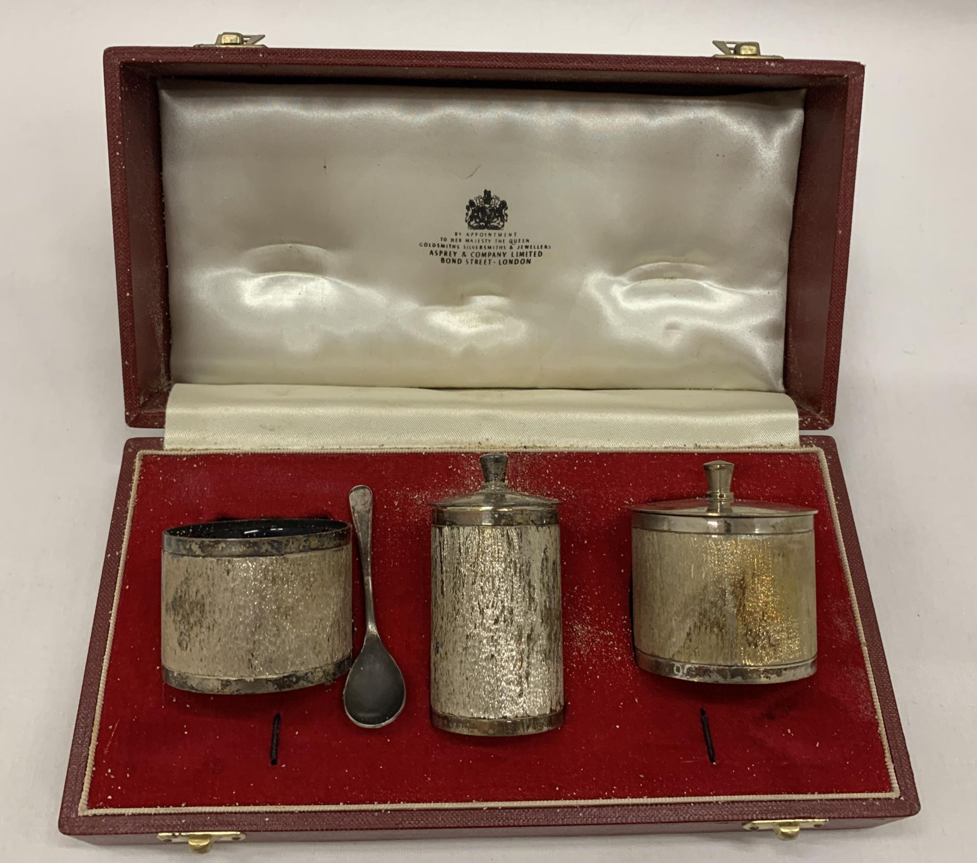 A CASED BIRMINGHAM HALLMARKED SILVER THREE PIECE CONDIMENT SET COMPRISING PEPPERETTE, OPEN SALT