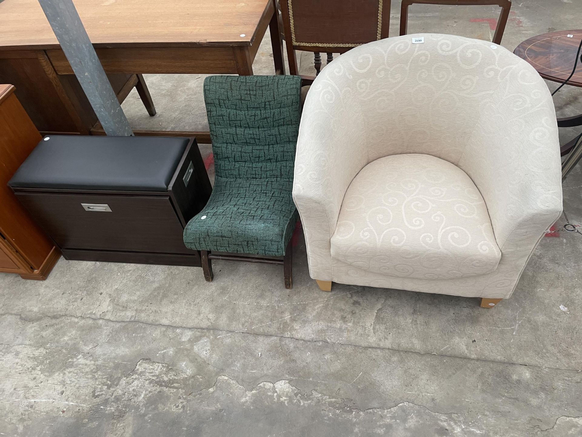 A MODERN TUB CHAIR, BEDROOM CHAIR AND BOX STOOL / SHOE RACK