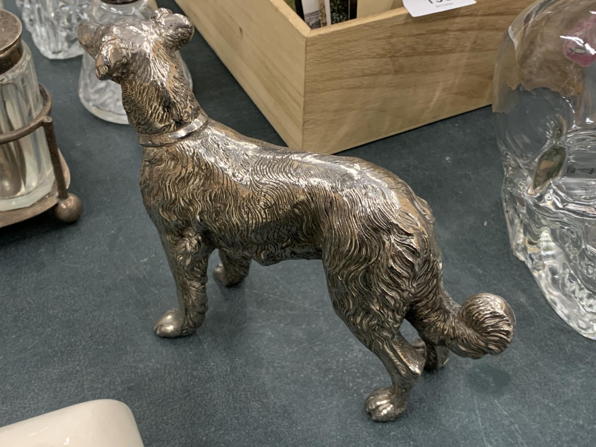 A SILVER PLATED FIGURE OF A HUNTING DOG, HEIGHT 14CM - Image 3 of 3