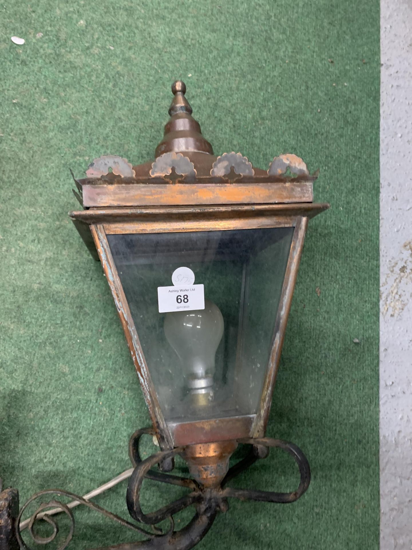 A PAIR OF VICTORIAN STYLE COPPER LANTERNS - Image 2 of 4