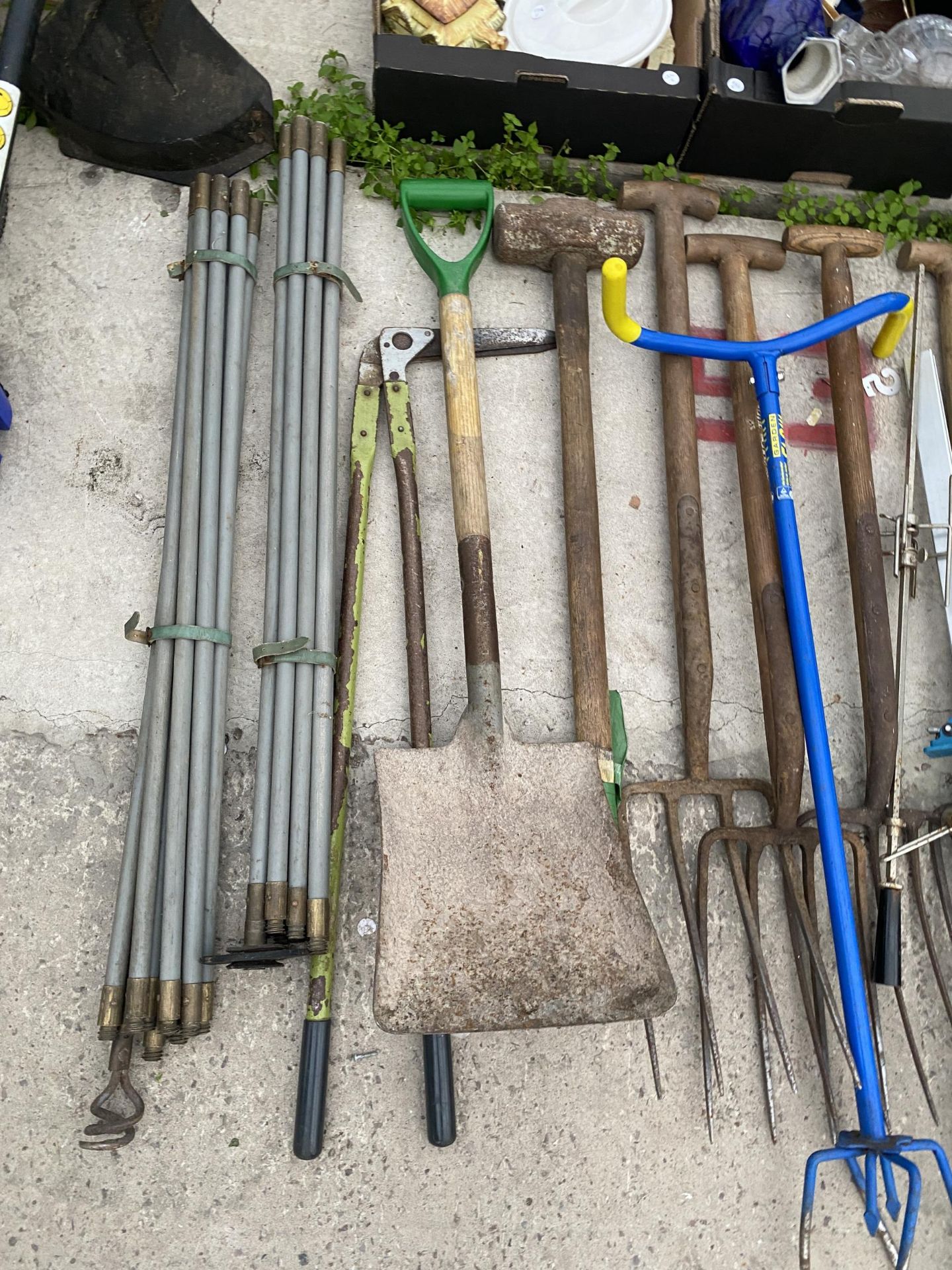 A LARGE ASSORTMENT OF GARDEN TOOLS TO INCLUDE FORKS, RAKES AND DRAINING RODS ETC - Bild 3 aus 3