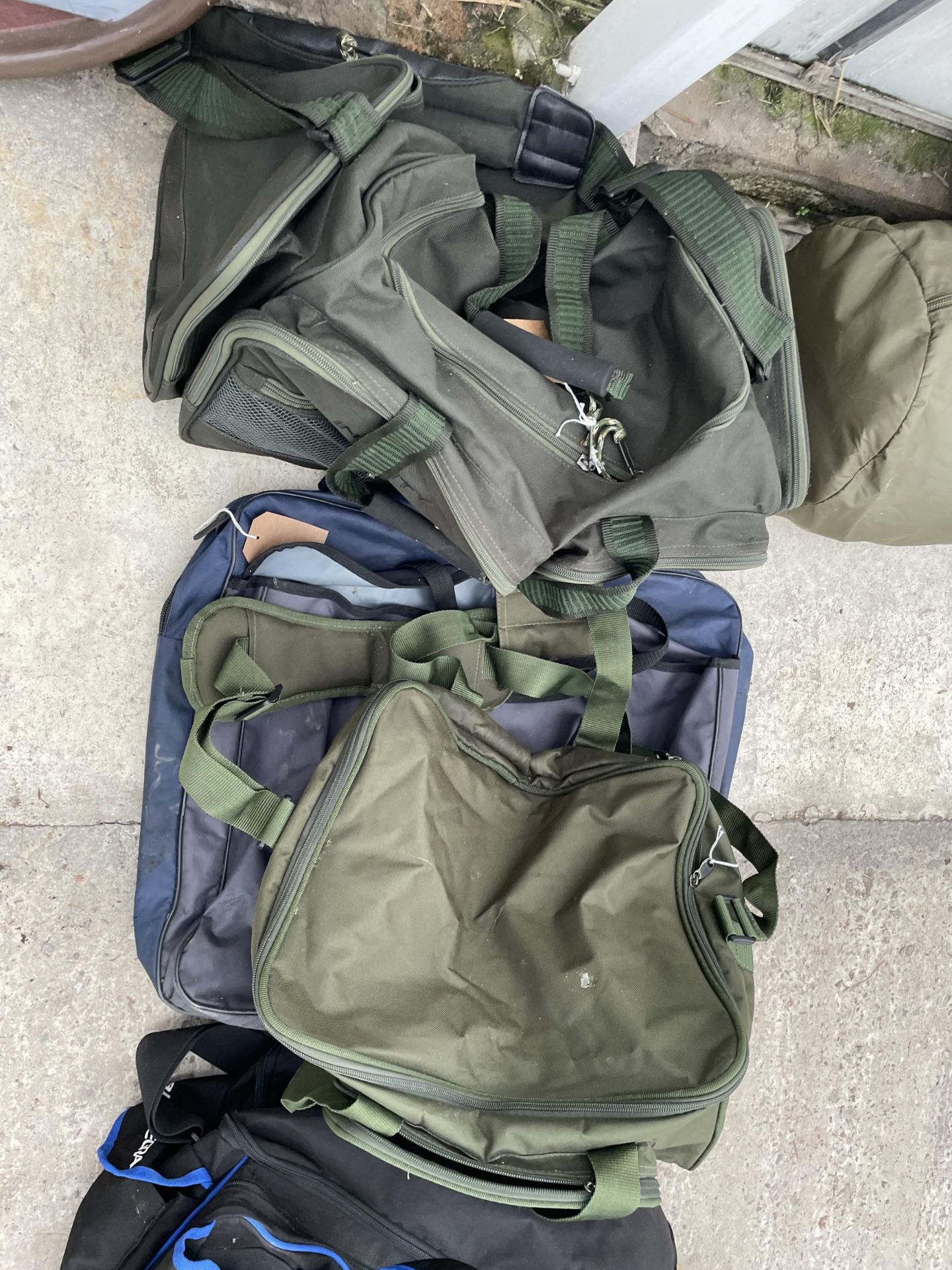 AN ASSORTMENT OF RUCKSACKS AND TACKLE BAGS - Bild 2 aus 2