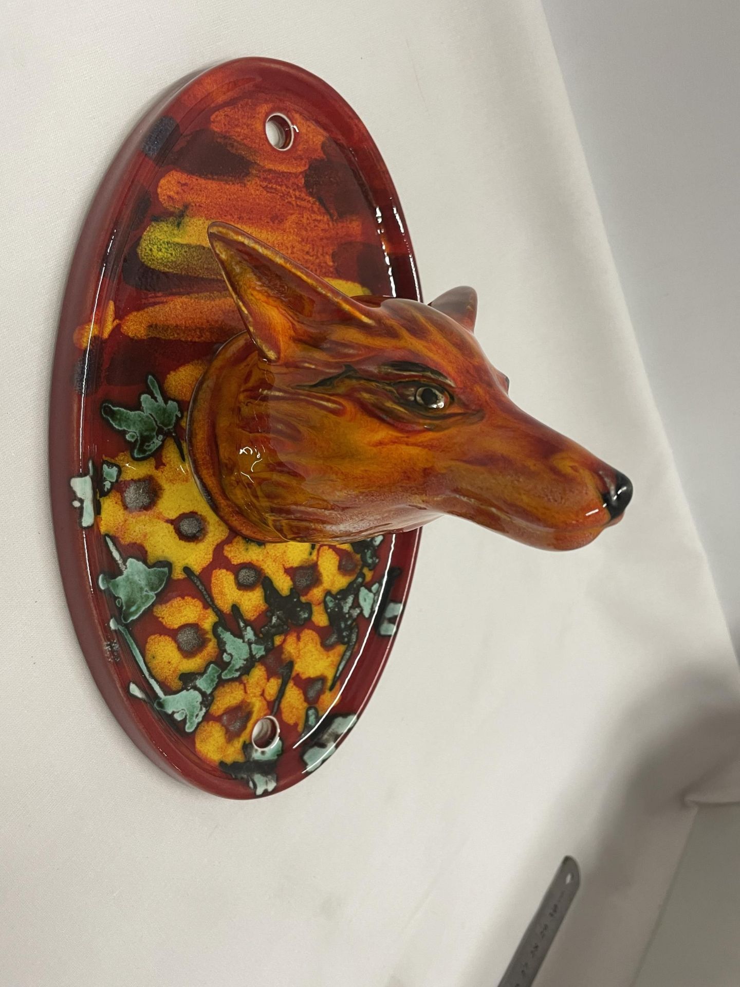 AN ANITA HARRIS HAND PAINTED AND SIGNED IN GOLD FOXES HEAD WALL PLAQUE - Image 2 of 3