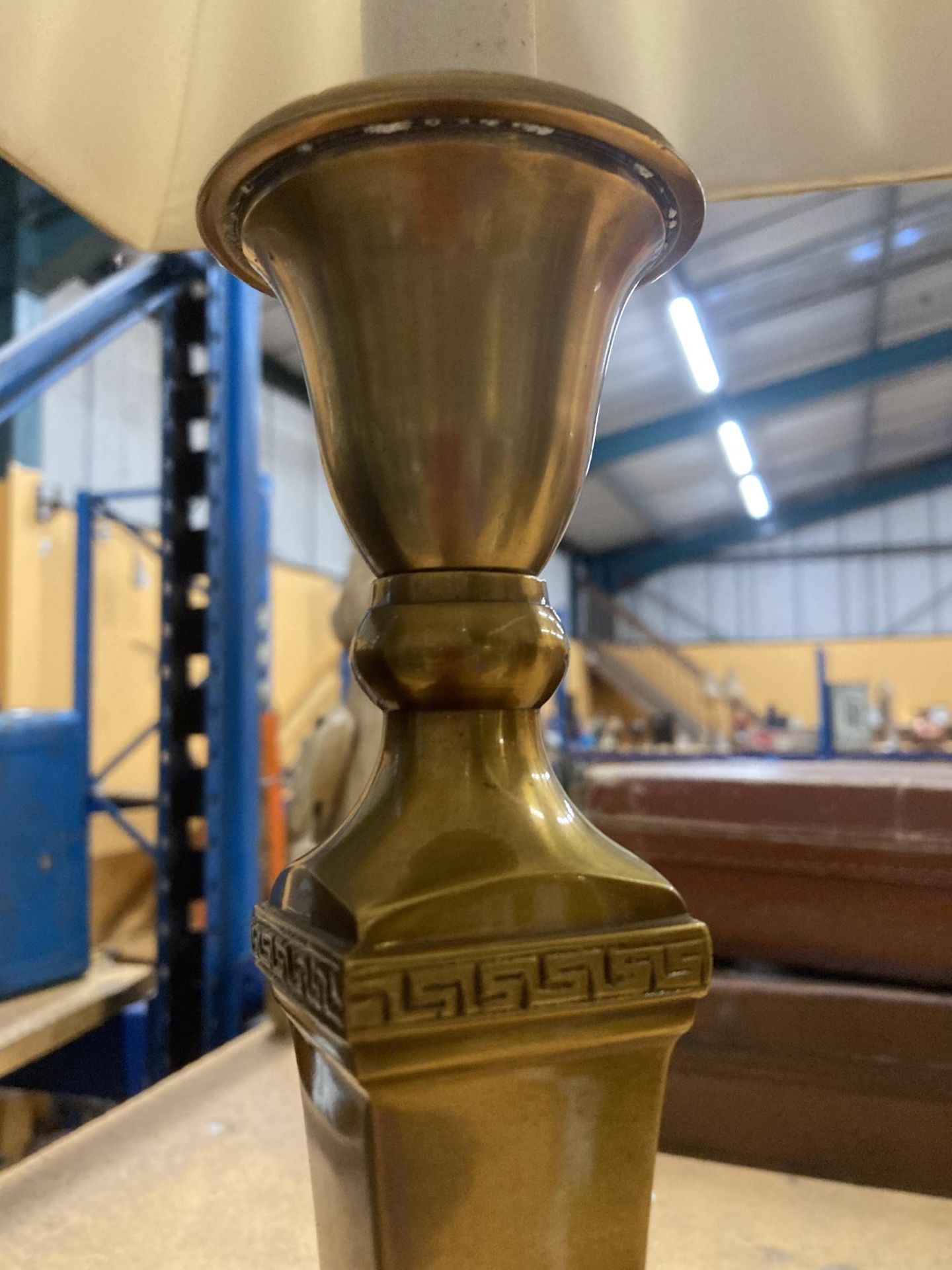 A PAIR OF VINTAGE BRASS TABLE LAMPS WITH SHADES, HEIGHT APPROX 37CM - Image 3 of 3