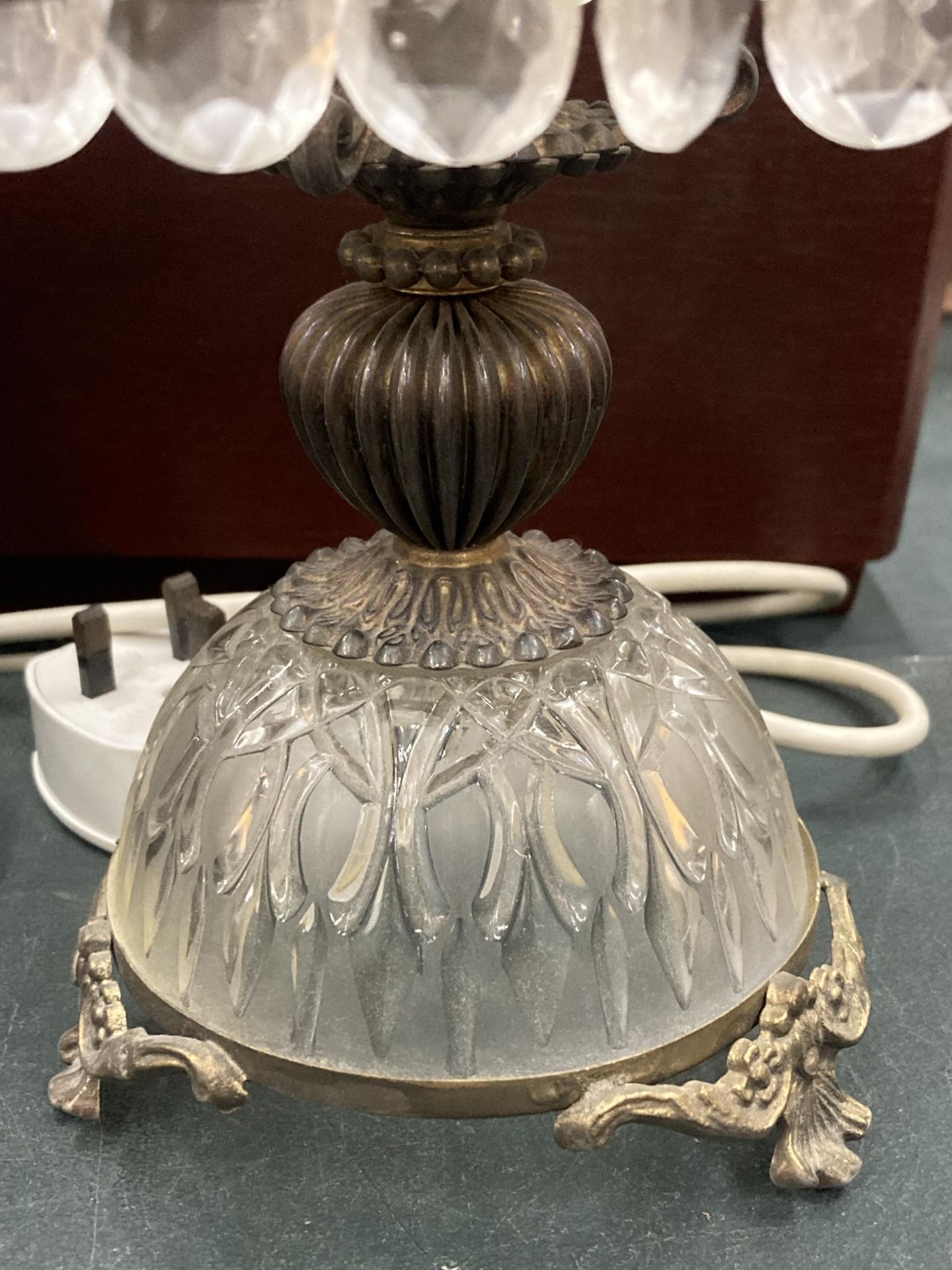 A VINTAGE GLASS AND METAL TABLE LAMP WITH ENGRAVED GLASS, CRYSTAL DROPS AND ANGEL FINIAL, HEIGHT - Image 2 of 3