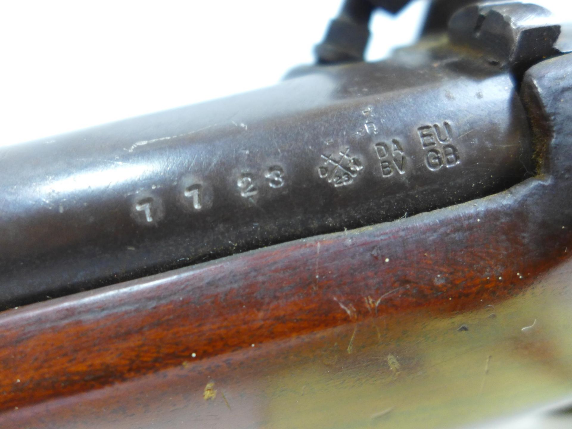 A DEACTIVATED PERCUSSION CAP PISTOL, 19.5CM BARREL, WOODEN STOCK WITH BRASS FITTINGS, LENGTH 36CM - Image 3 of 6