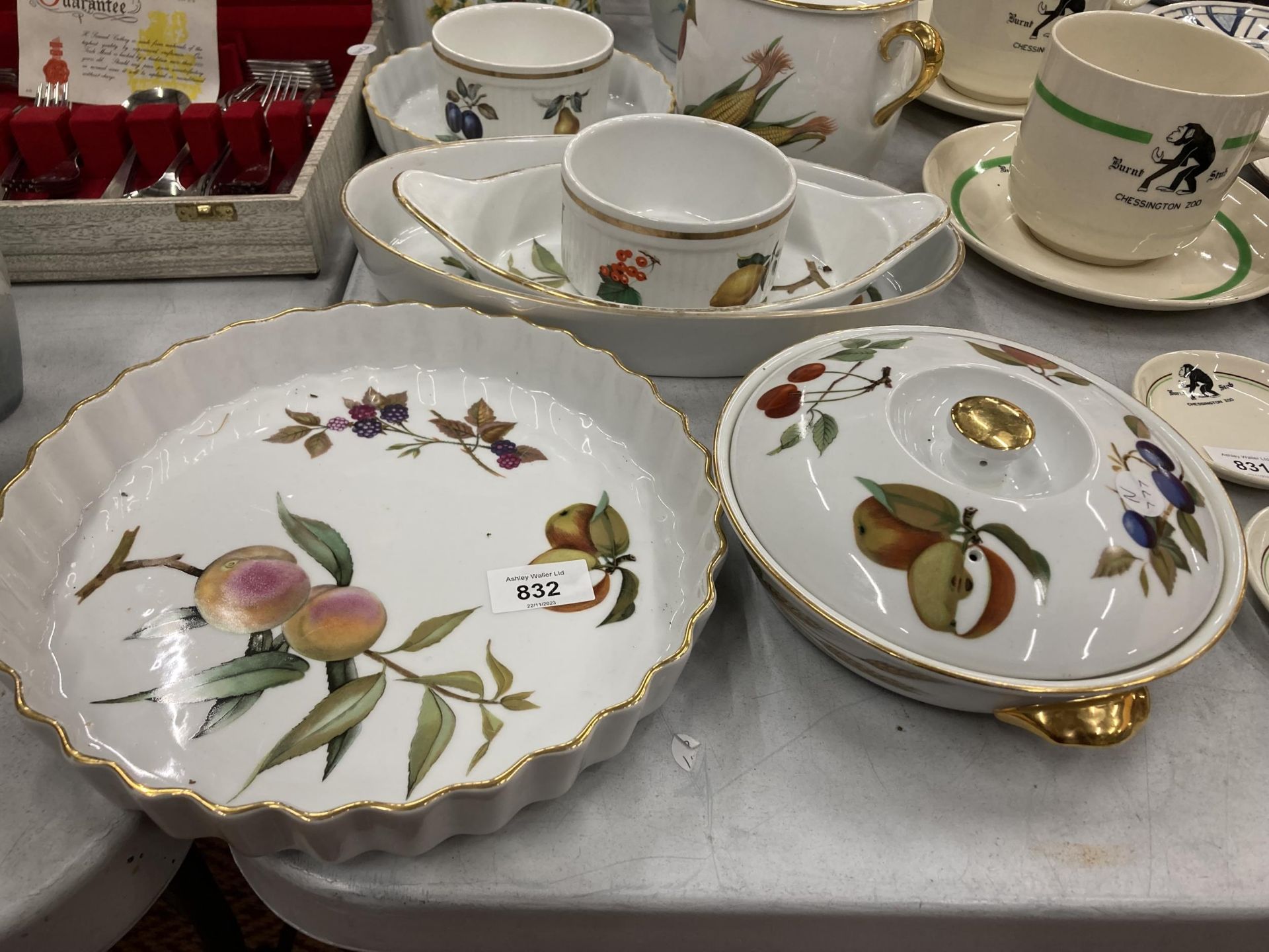 A QUANTITY OF ROYAL WORCESTER 'EVESHAM' TO INCLUDE SSERVING DISHES, TUREENS, FLAN CASE, ETC - 10 - Image 2 of 5