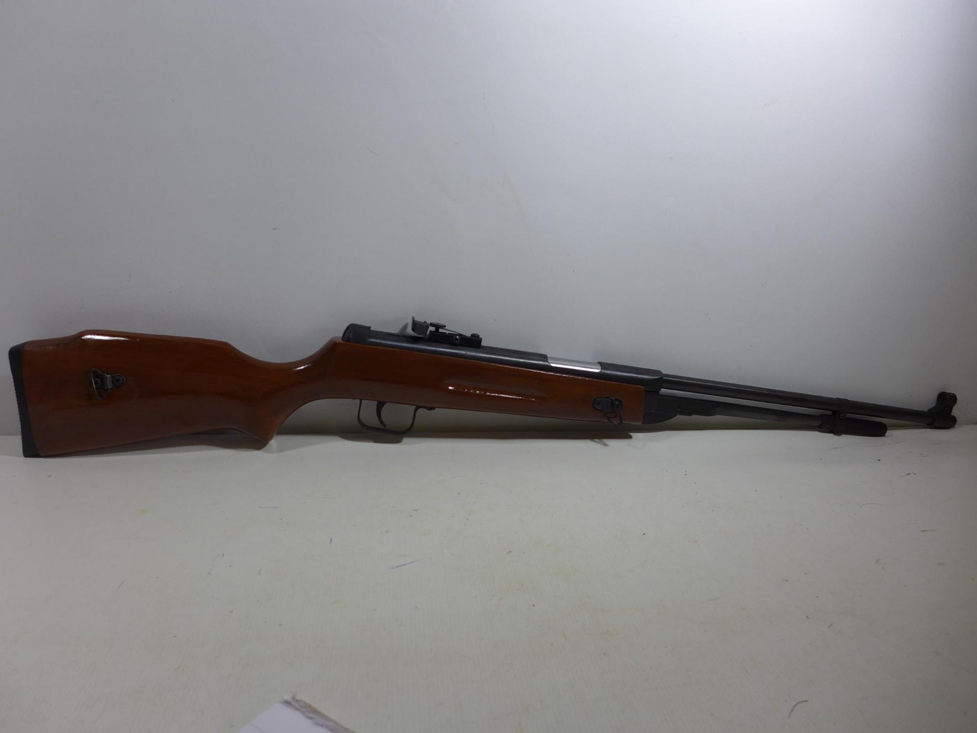 A .22 CALIBRE AIR RIFLE, 44CM BARREL, WOODEN STOCK LENGTH 103CM - Bild 3 aus 5