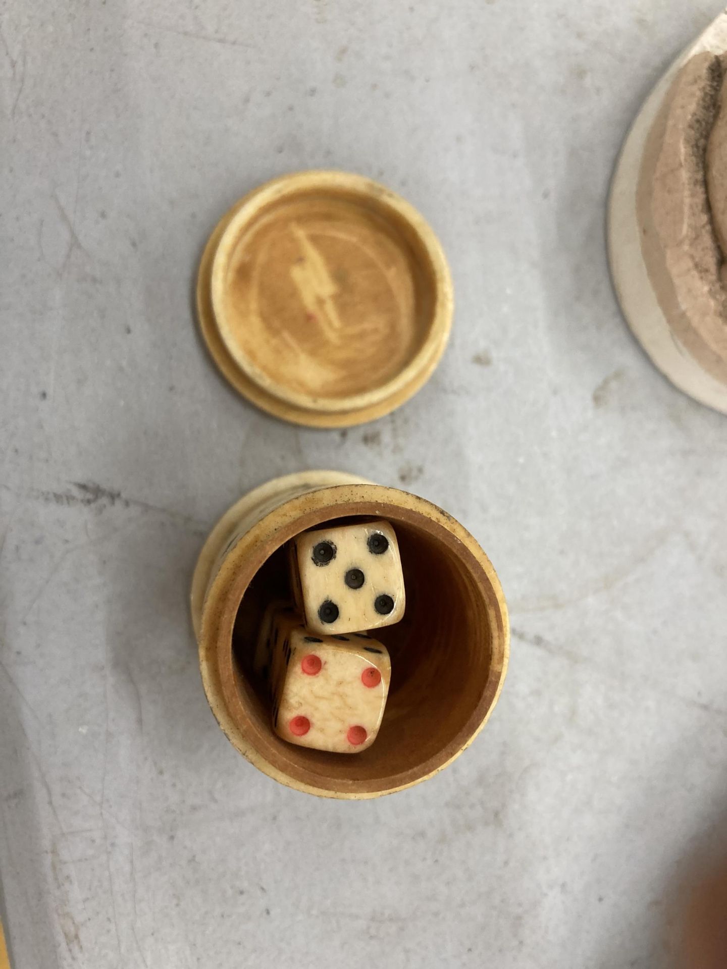 A BONE DICE HOLDER / SHAKER - Bild 3 aus 3