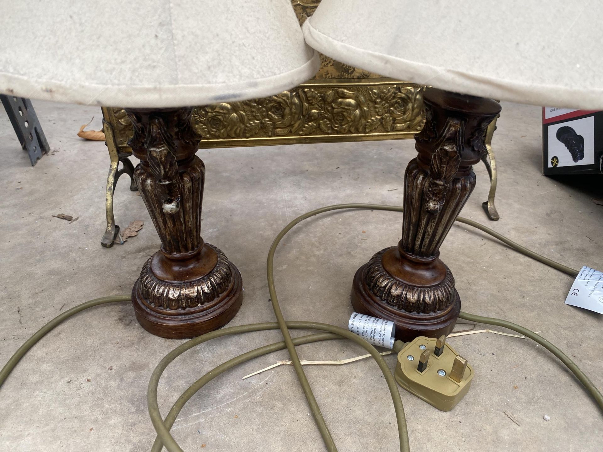 A BRASS FIRE SCREEN AND TWO TABLE LAMPS - Image 2 of 3
