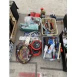 AN ASSORTMENT OF TOOLS TO INCLUDE EXTENSION LEADS, A BATTERY CHARGER AND A SMALL VICE