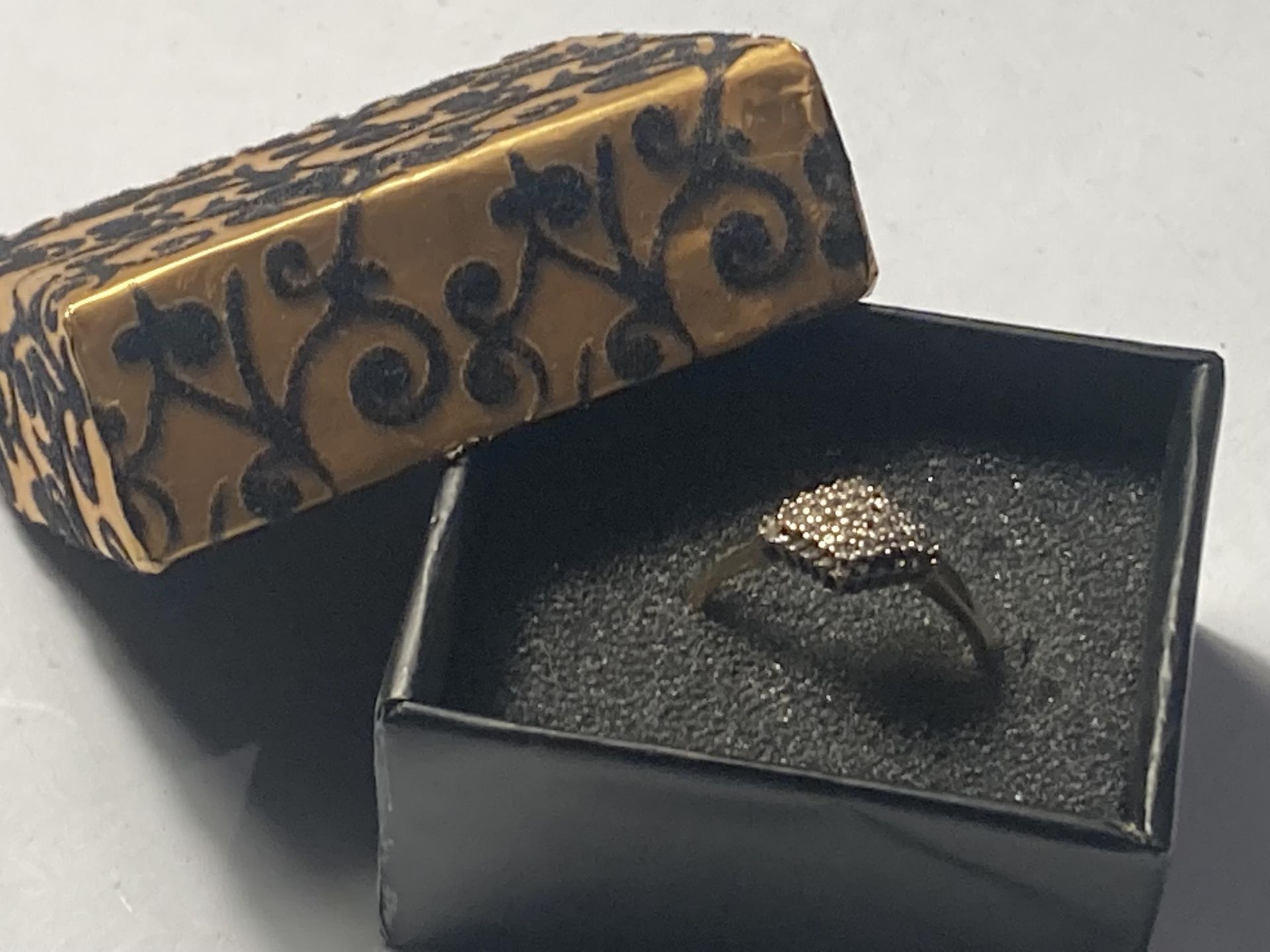 A 9 CARAT GOLD RING WITH DIAMONDS SET IN A DIAMOND SHAPE SIZE R IN A PRESENTATION BOX - Bild 4 aus 4