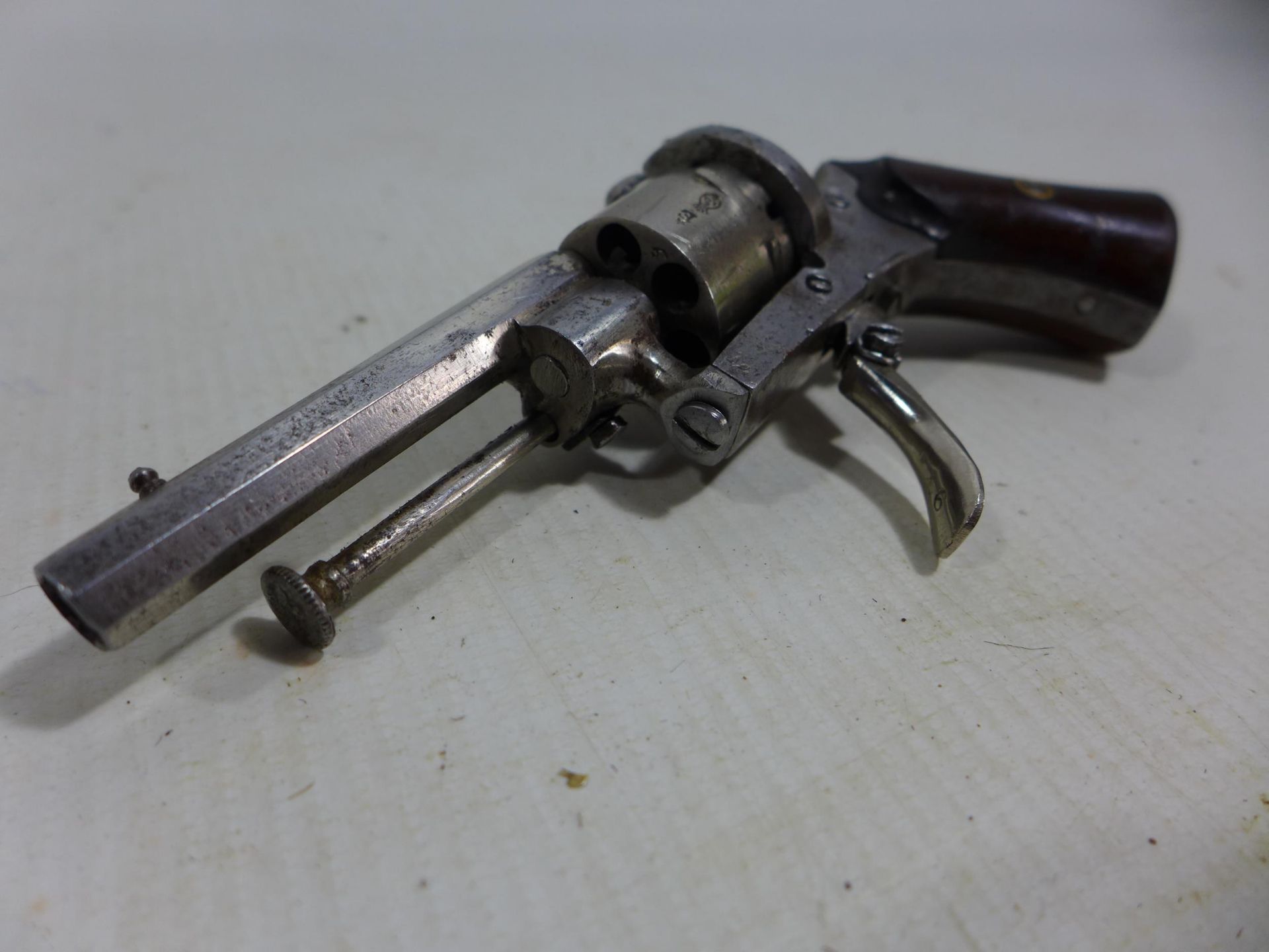 A MID 19TH CENTURY BELGIUM MADE SIX SHOT PINFIRE REVOLVER, 6CM BARREL, LENGTH 13.5CM, A/F - Bild 2 aus 5