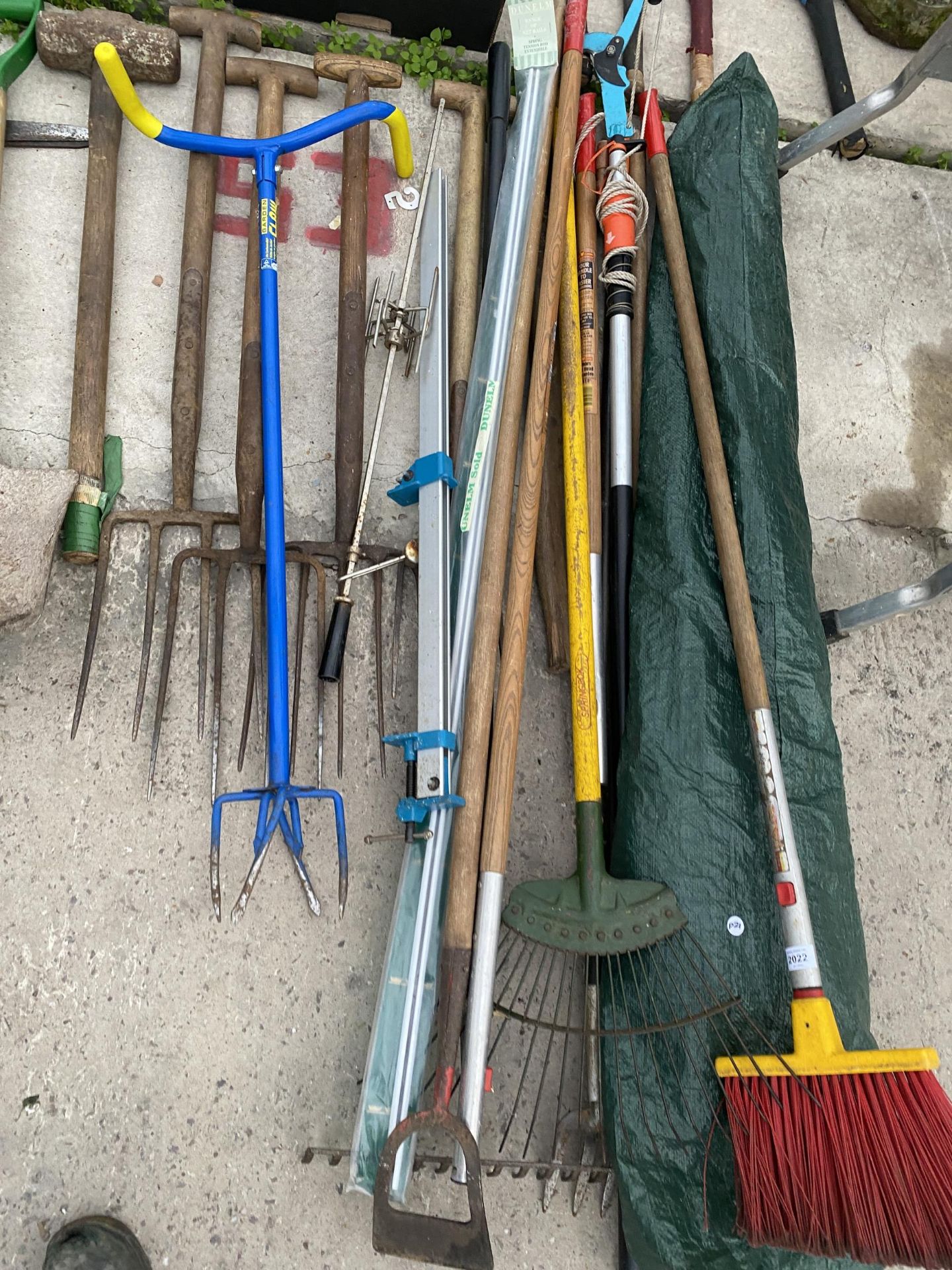 A LARGE ASSORTMENT OF GARDEN TOOLS TO INCLUDE FORKS, RAKES AND DRAINING RODS ETC - Bild 2 aus 3