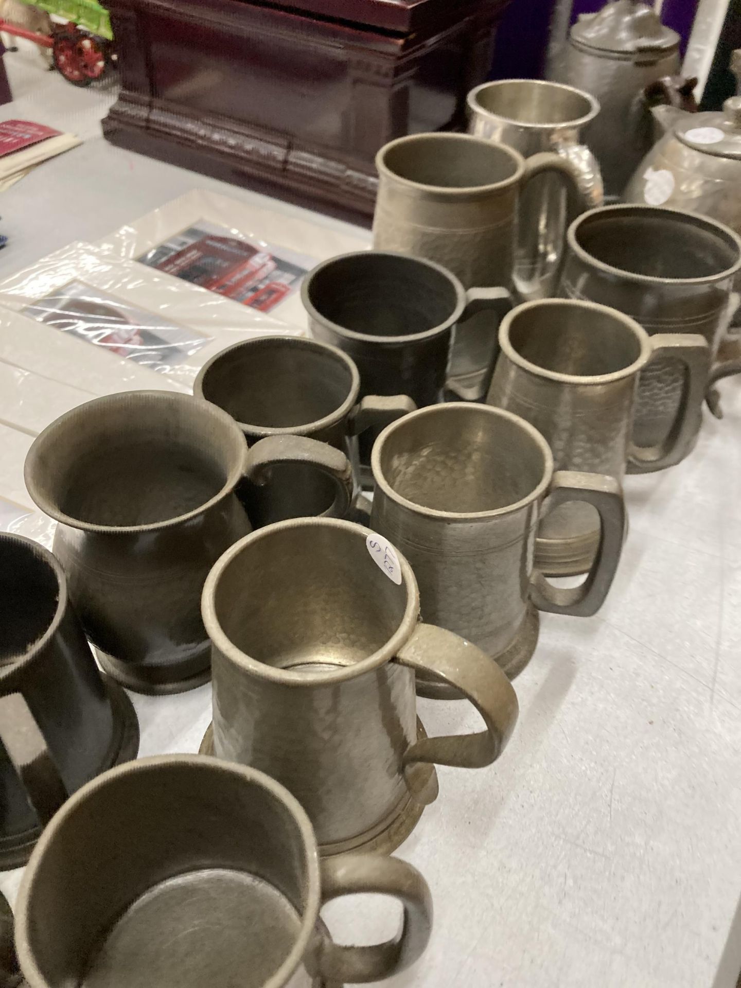 A COLLECTION OF VINTAGE PEWTER TANKARD AND COFFEE POTS - Image 5 of 5