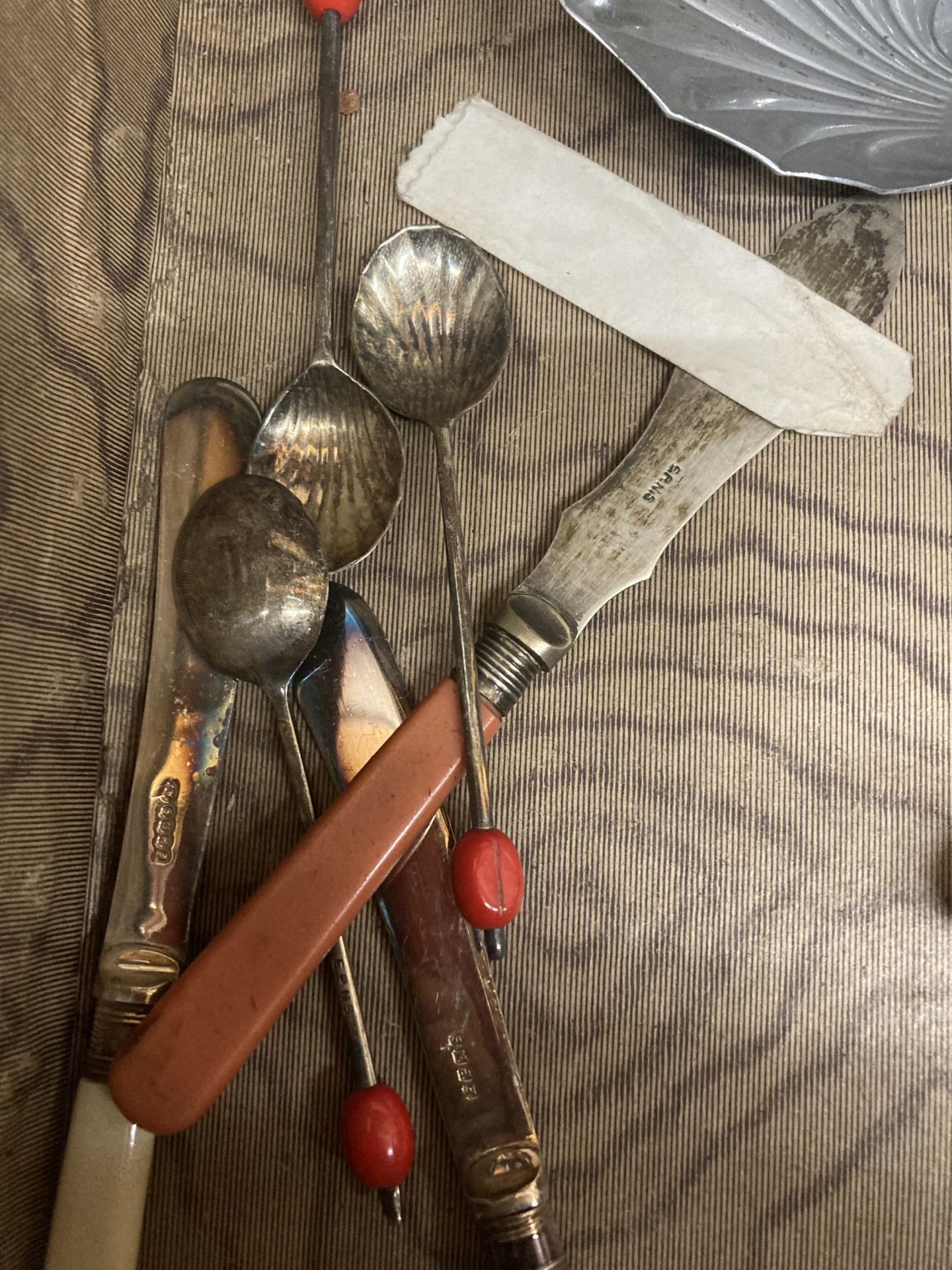 A VINTAGE CASED SILVER PLATED PART CANTEEN OF CUTLERY AND VINTAGE CASE OF ASSORTED EPNS ETC - Image 4 of 5