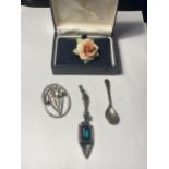 FOUR VARIOUS ITEMS TO INCLUDE A BOSED ROYAL DOULTON BROOCH AND AN ALCHEMY UK PENDANT
