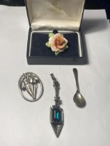 FOUR VARIOUS ITEMS TO INCLUDE A BOSED ROYAL DOULTON BROOCH AND AN ALCHEMY UK PENDANT