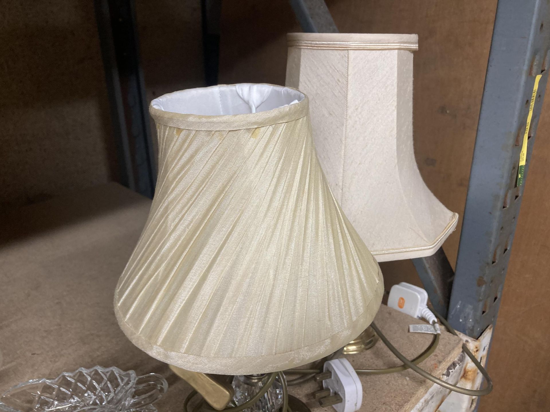 TWO TABLE LAMPS TO INCLUDE BRASS AND GLASS EXAMPLE - Image 4 of 4