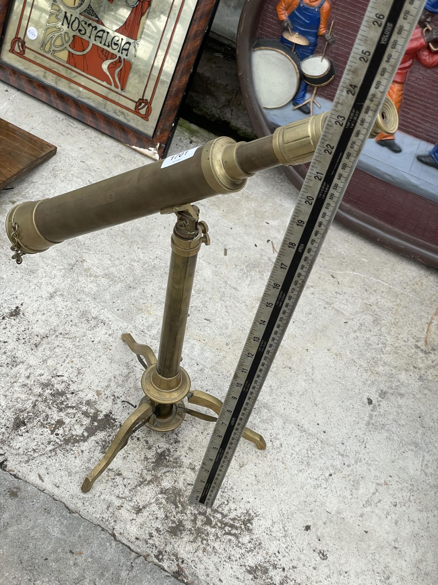 A VINTAGE BRASS TELESCOPE ON A TRIPOD STAND - Image 2 of 3