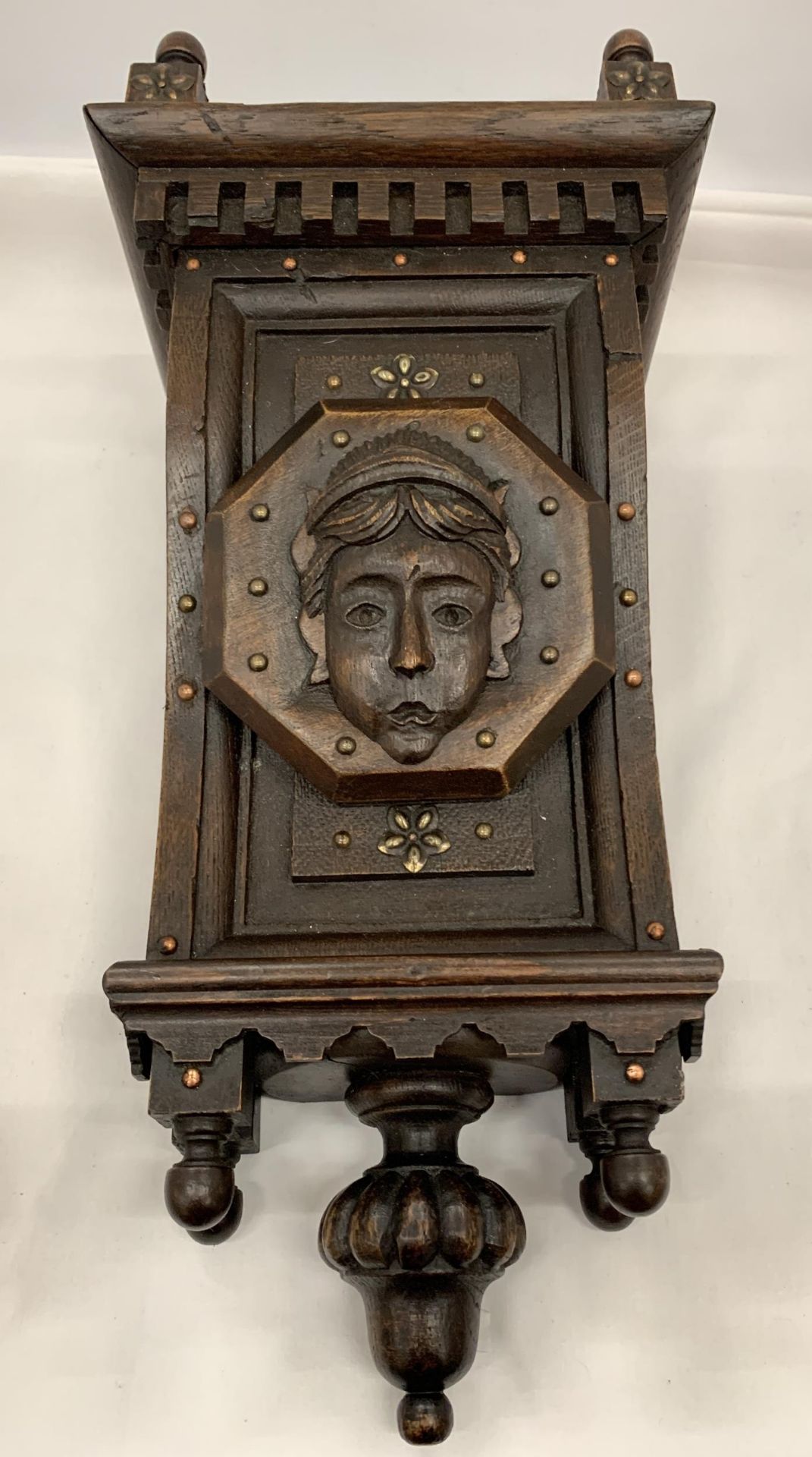 A VINTAGE OAK WOODEN COUNTRY HOUSE WALL BRACKET WITH CARVED FACE DESIGN