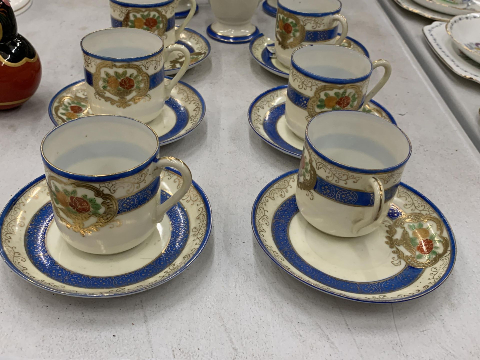 A CHINESE HANDPAINTED COFFEE SET TO INCLUDE A COFFEE POT, SUGAR BOWL, CREAM JUG AND SIX CUPS AND - Bild 2 aus 5