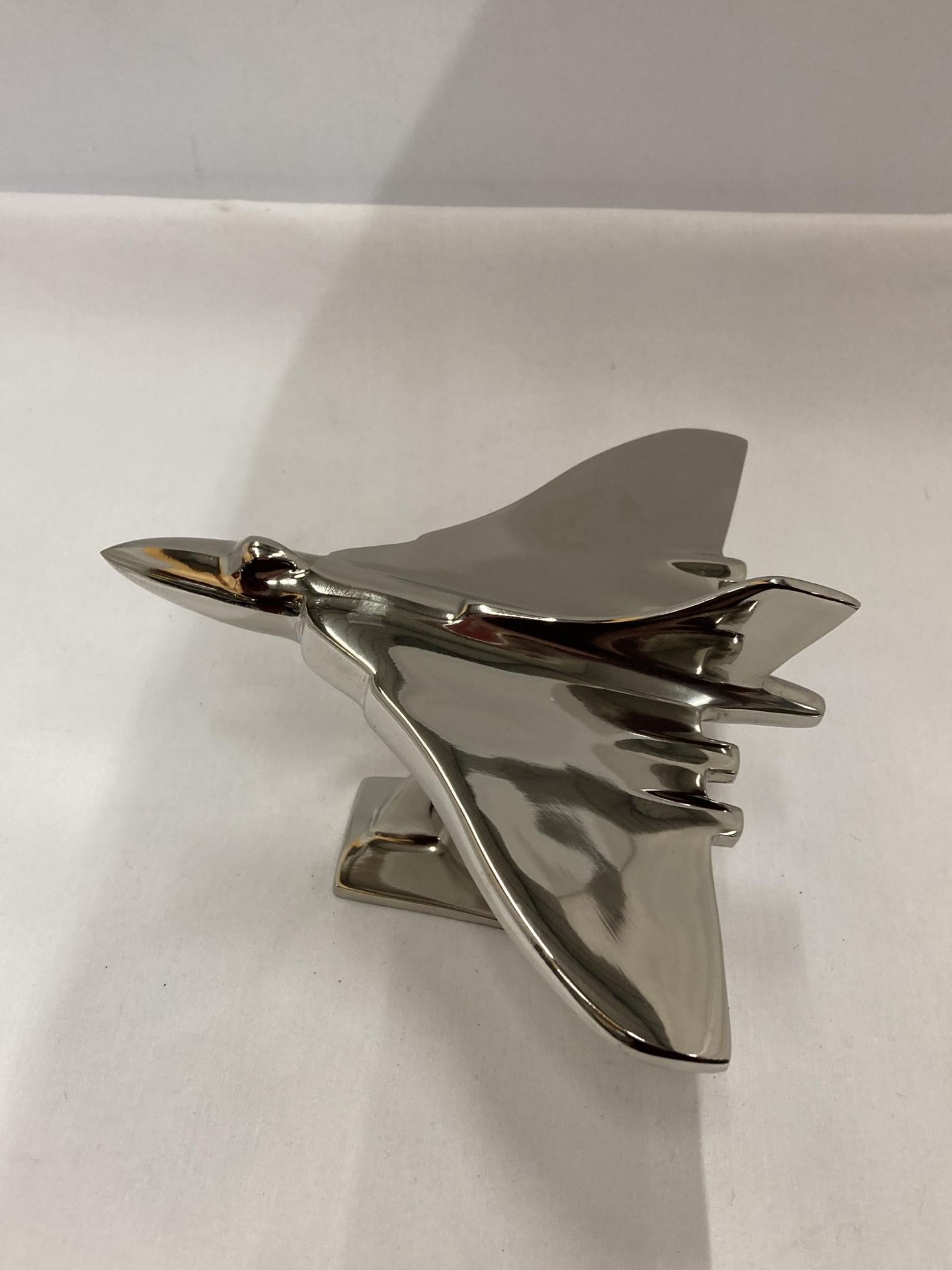 A CHROME MODEL OF A VULCAN BOMBER ON A STAND, HEIGHT 14CM - Image 2 of 3