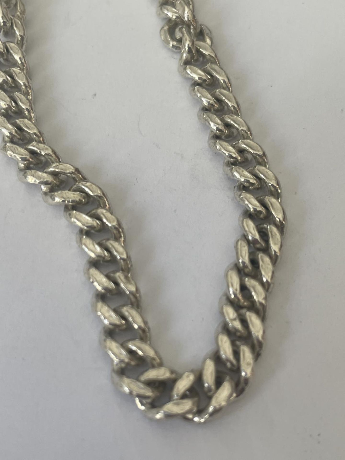 A 20" SILVER NECK CHAIN - Image 2 of 3