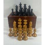 A VINTAGE EBONY AND BOXWOOD STAUNTON CHESS SET IN VINTAGE WOODEN BOX, KING HEIGHT 9 CM