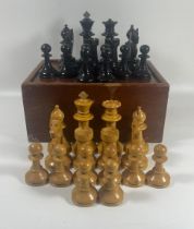 A VINTAGE EBONY AND BOXWOOD STAUNTON CHESS SET IN VINTAGE WOODEN BOX, KING HEIGHT 9 CM