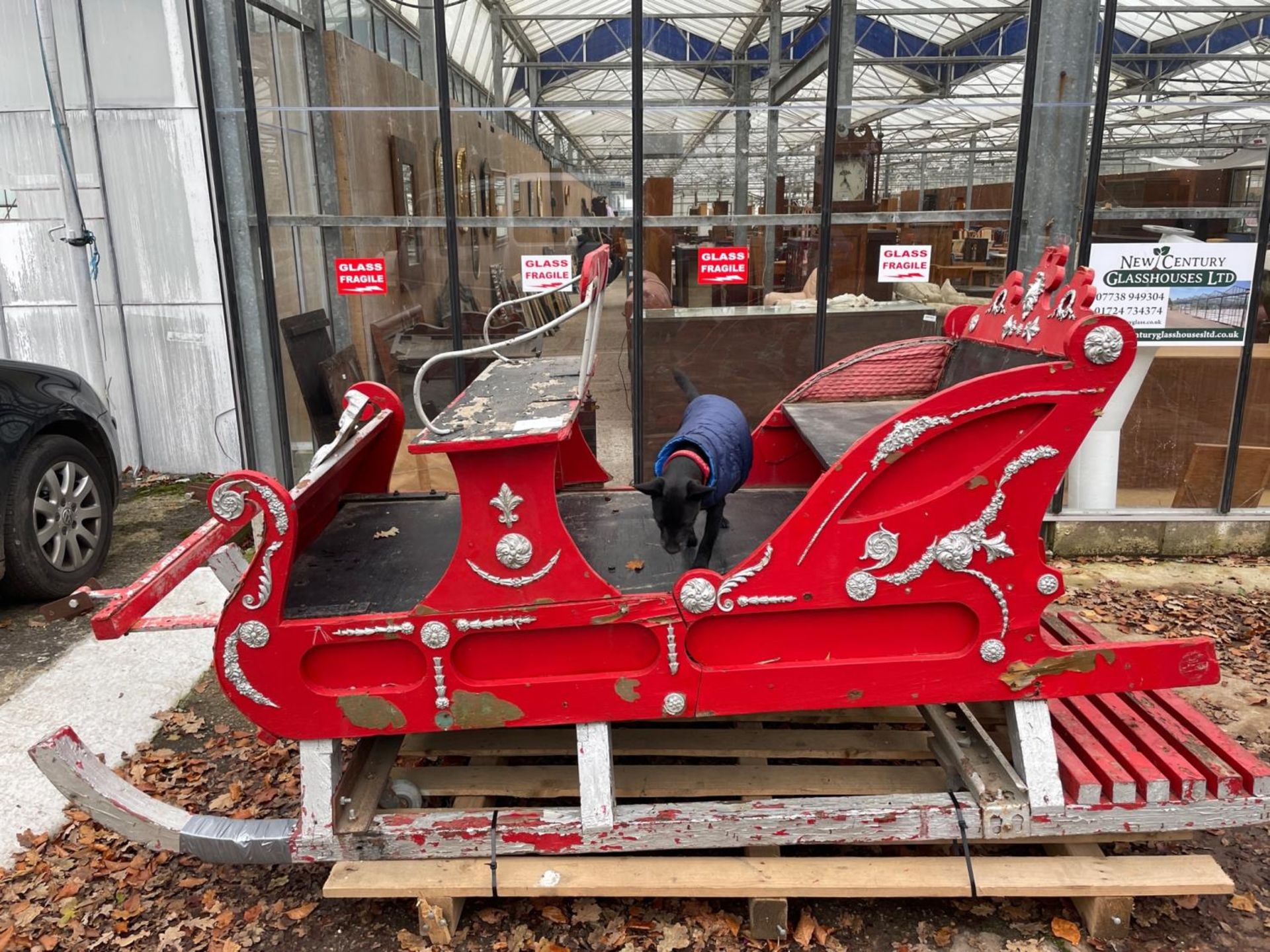 AN ORNATE RED AND SILVER PAINTED WOODEN SANTAS SLEIGH - Image 5 of 5