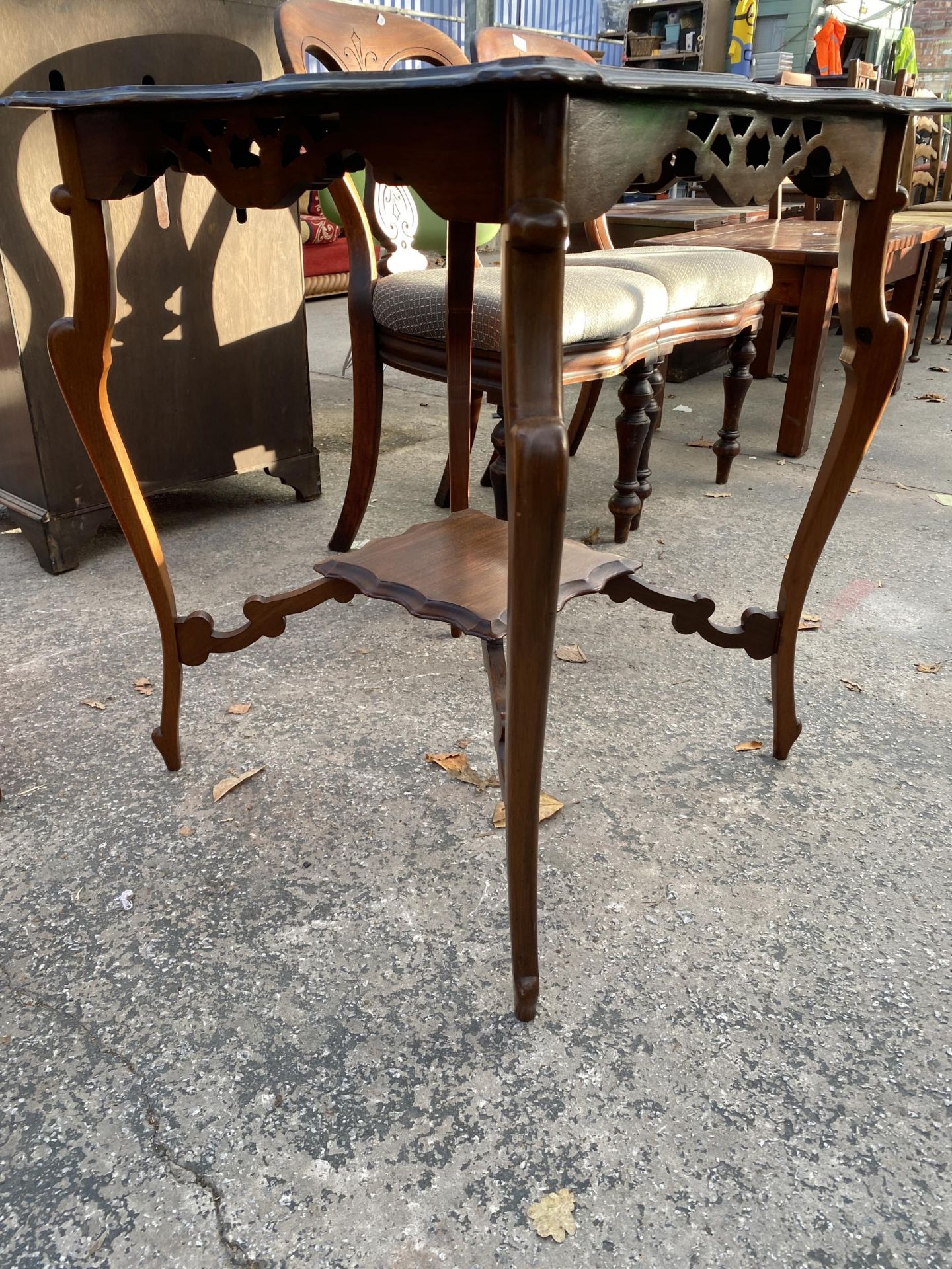 AN EDWARDIAN MAHOGANY TWO TIER CENTRE TABLE, 24" SQUARE - Image 3 of 3