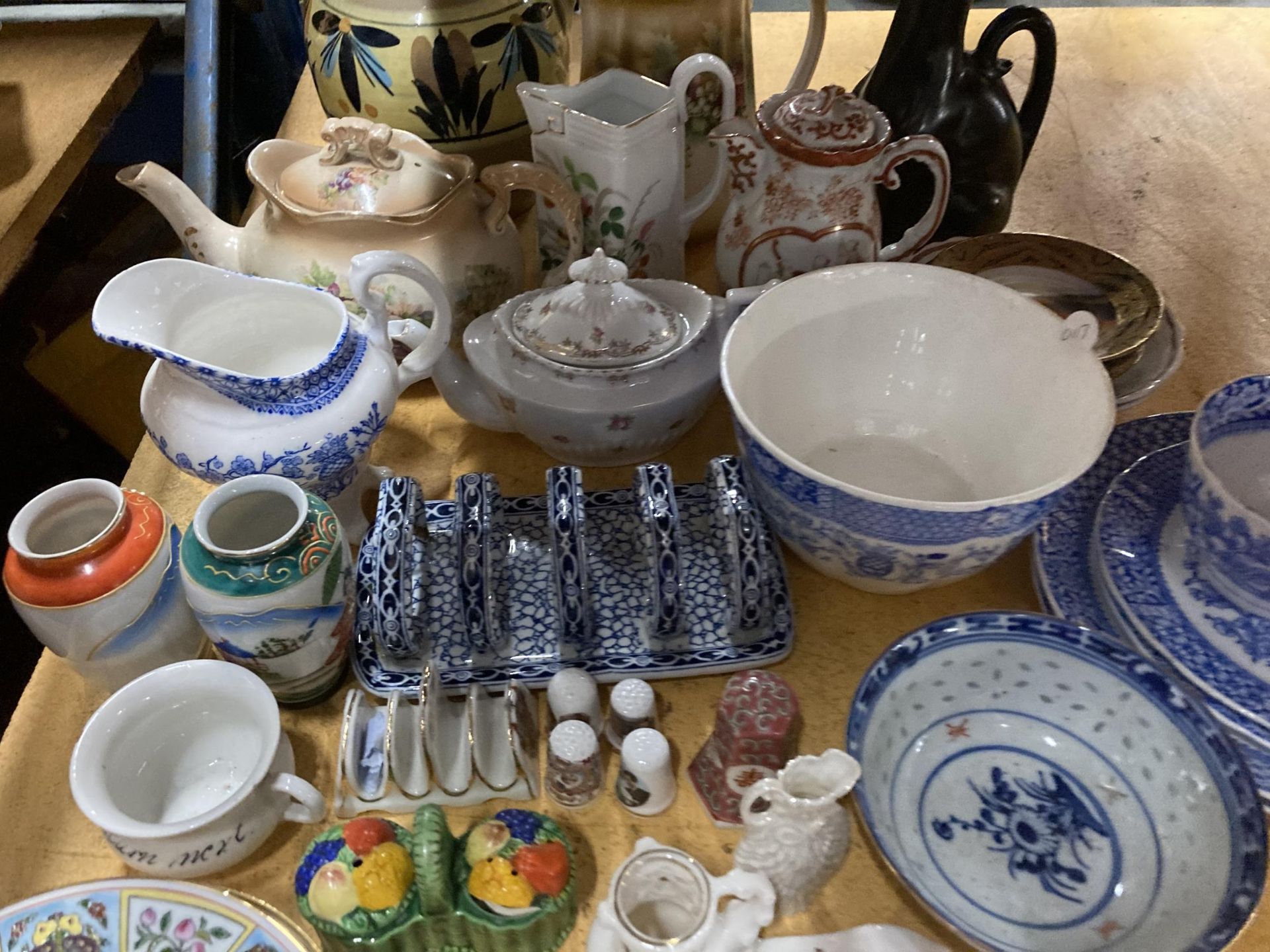 A LARGE QUANTITY OF CERAMIC ITEMS TO INCLUDE JUGS, ORIENTAL PLATES AND BOWLS, TOAST RACKS, ETC - Image 3 of 4