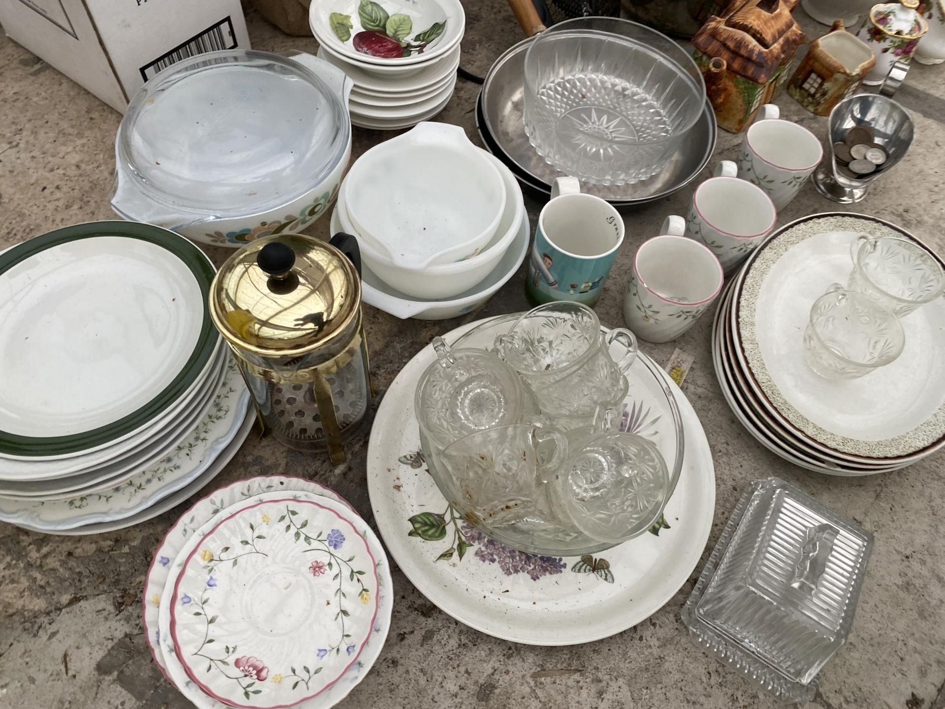 AN ASSORTMENT OF ITEMS TO INCLUDE CERAMICS AND GLASS WARE ETC - Image 3 of 3