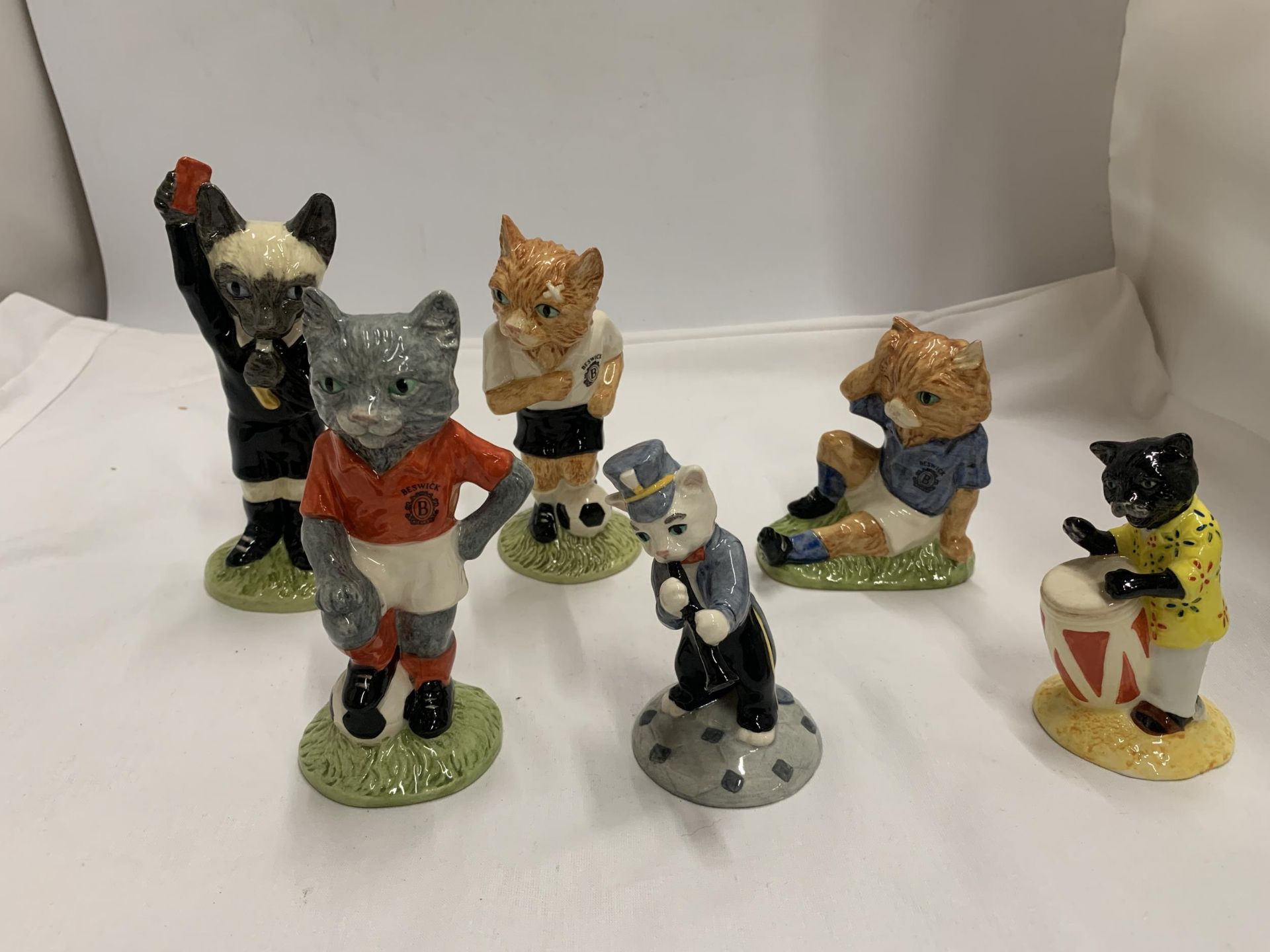 A COLLECTION OF FOUR BOXED BESWICK FOOTBALLING FELINES CATS AND TWO FURTHER BESWICK MODELS - Image 2 of 8