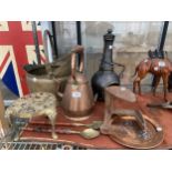 AN ASSORTMENT OF VINTAGE ITEMS TO INCLUDE A COPPER KETTLE, BRASS COAL BUCKET AND A COBBLERS LAST ETC