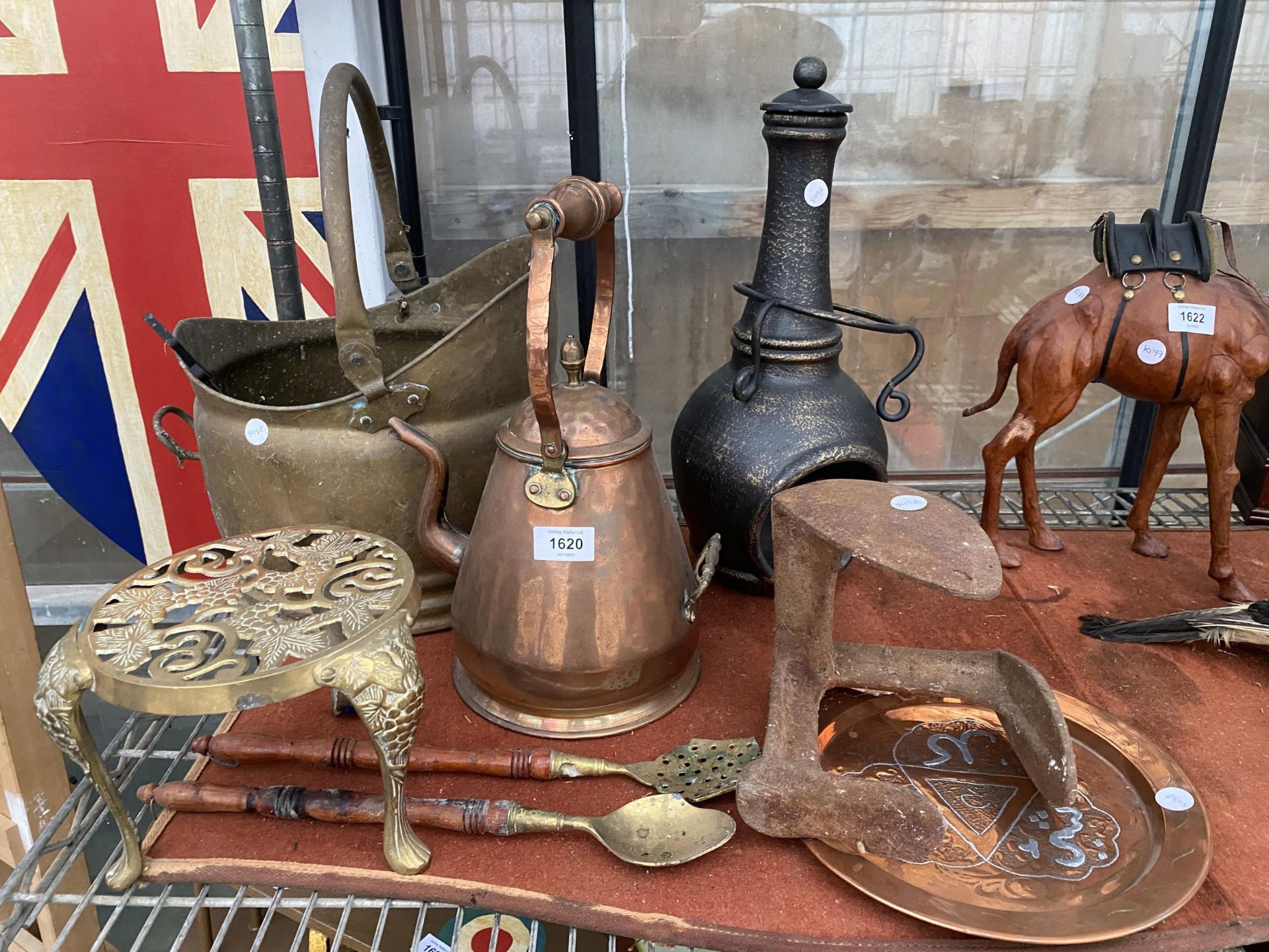 AN ASSORTMENT OF VINTAGE ITEMS TO INCLUDE A COPPER KETTLE, BRASS COAL BUCKET AND A COBBLERS LAST ETC